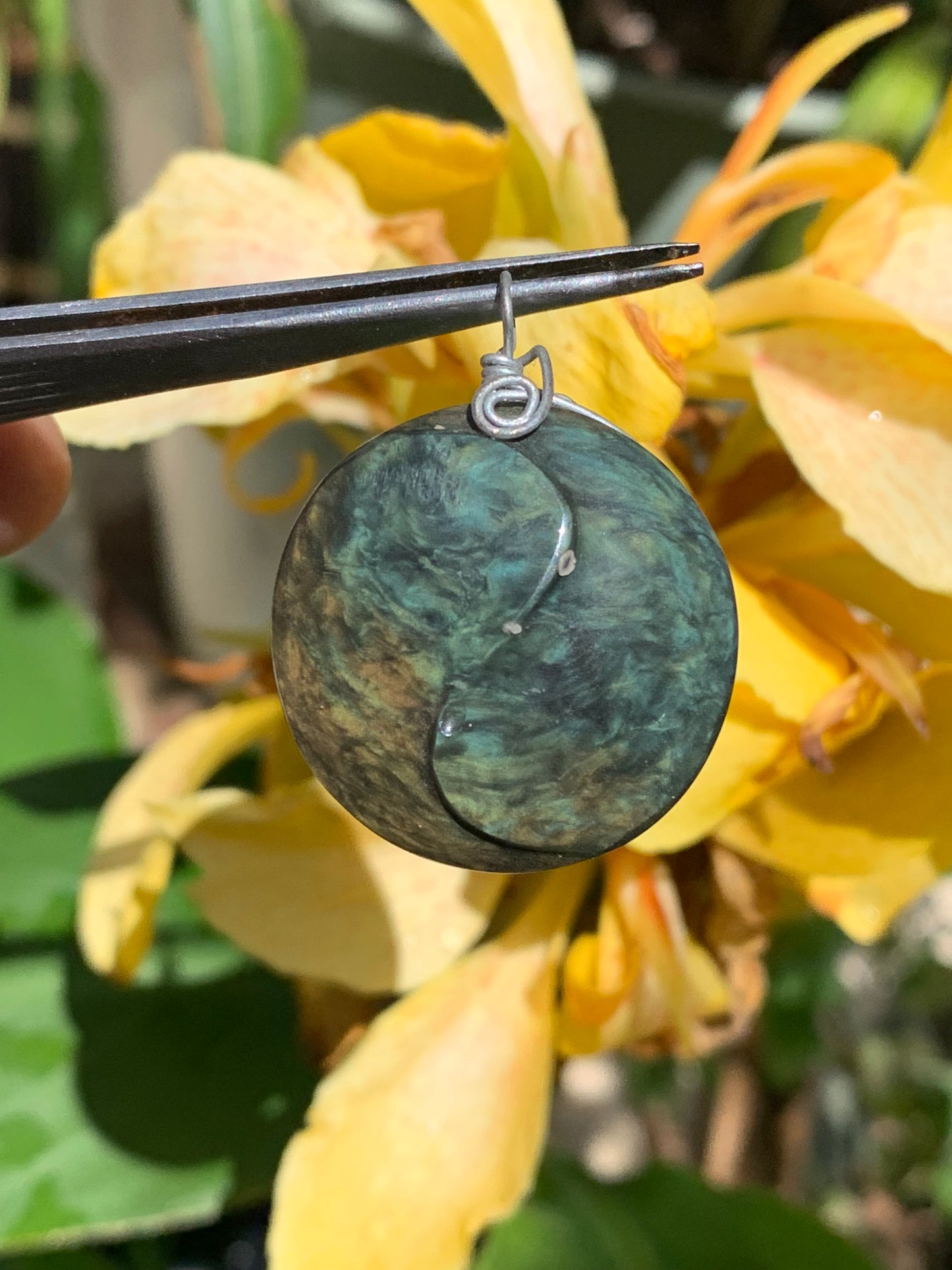 Obsidienne Arc-en-ciel, pendentif Yin-Yang de 40 millimètres de hauteur x 30 mm de largeur x 10 millimètres. Vendu avec cordon noir réglable offert !