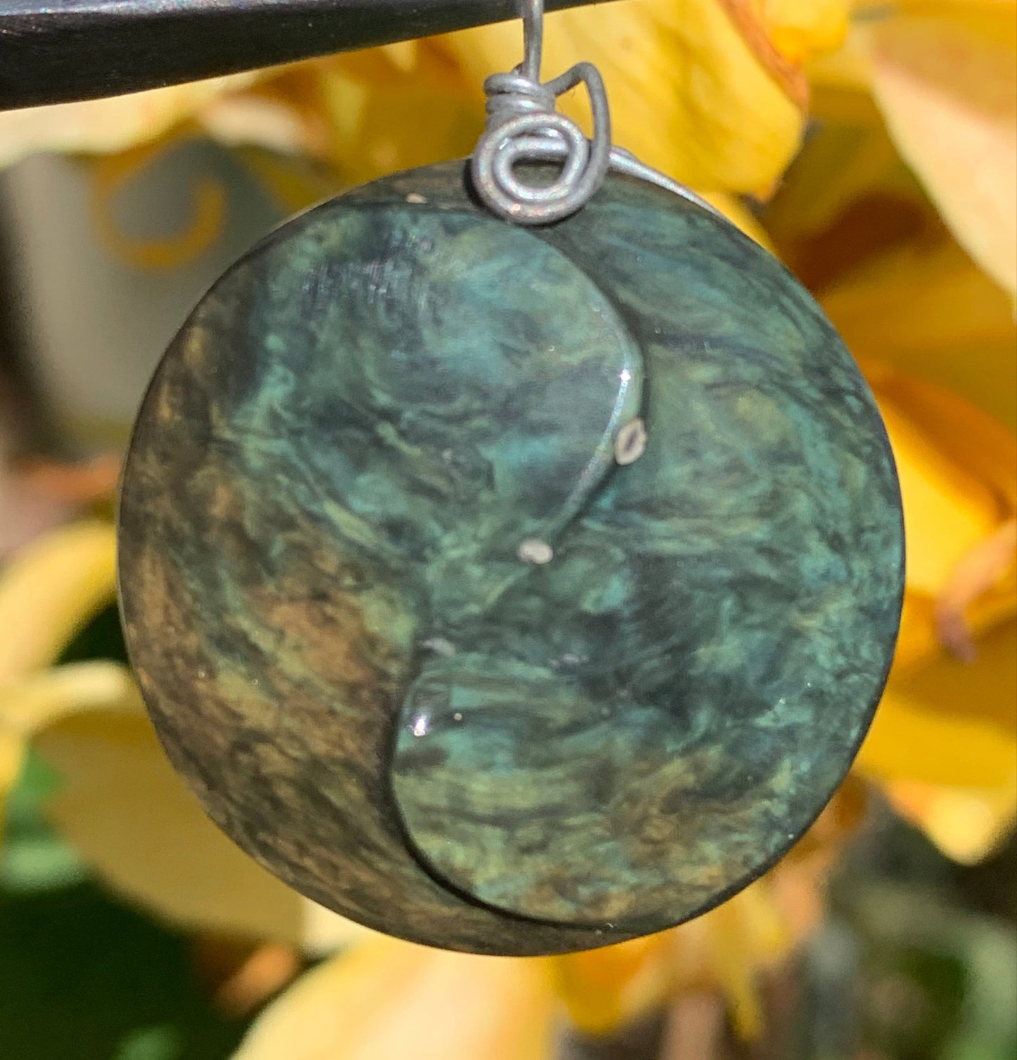 Obsidienne Arc-en-ciel, pendentif Yin-Yang de 40 millimètres de hauteur x 30 mm de largeur x 10 millimètres. Vendu avec cordon noir réglable offert !