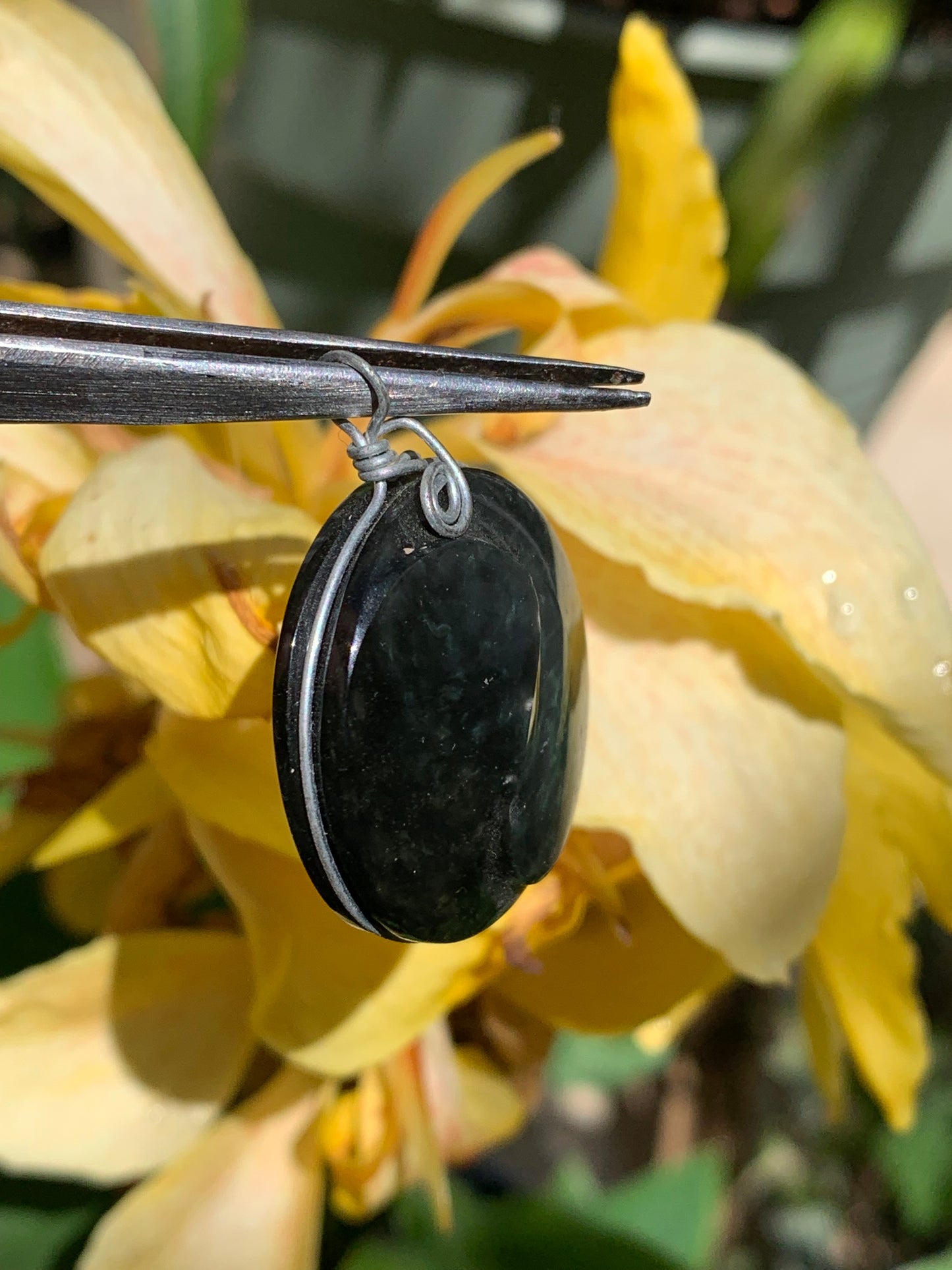 Obsidienne Arc-en-ciel, pendentif Yin-Yang de 40 millimètres de hauteur x 30 mm de largeur x 10 millimètres. Vendu avec cordon noir réglable offert !