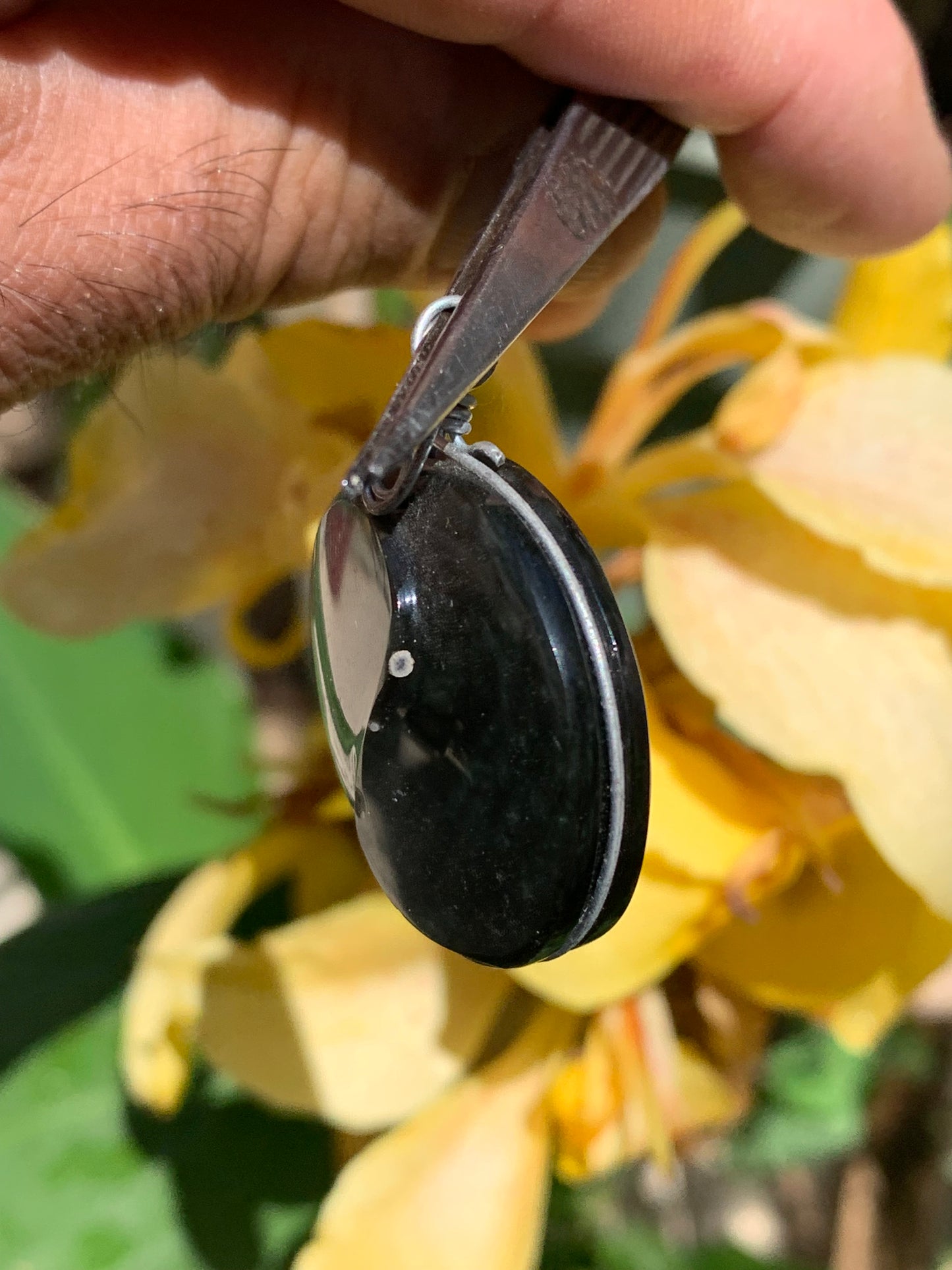 Obsidienne Arc-en-ciel, pendentif Yin-Yang de 40 millimètres de hauteur x 30 mm de largeur x 10 millimètres. Vendu avec cordon noir réglable offert !