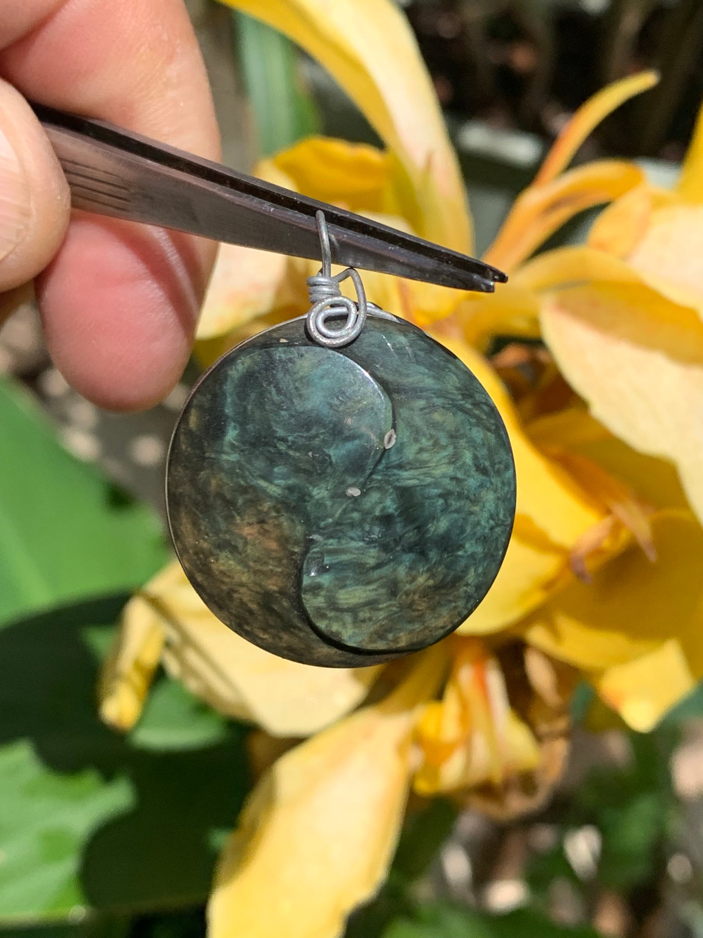 Obsidienne Arc-en-ciel, pendentif Yin-Yang de 40 millimètres de hauteur x 30 mm de largeur x 10 millimètres. Vendu avec cordon noir réglable offert !