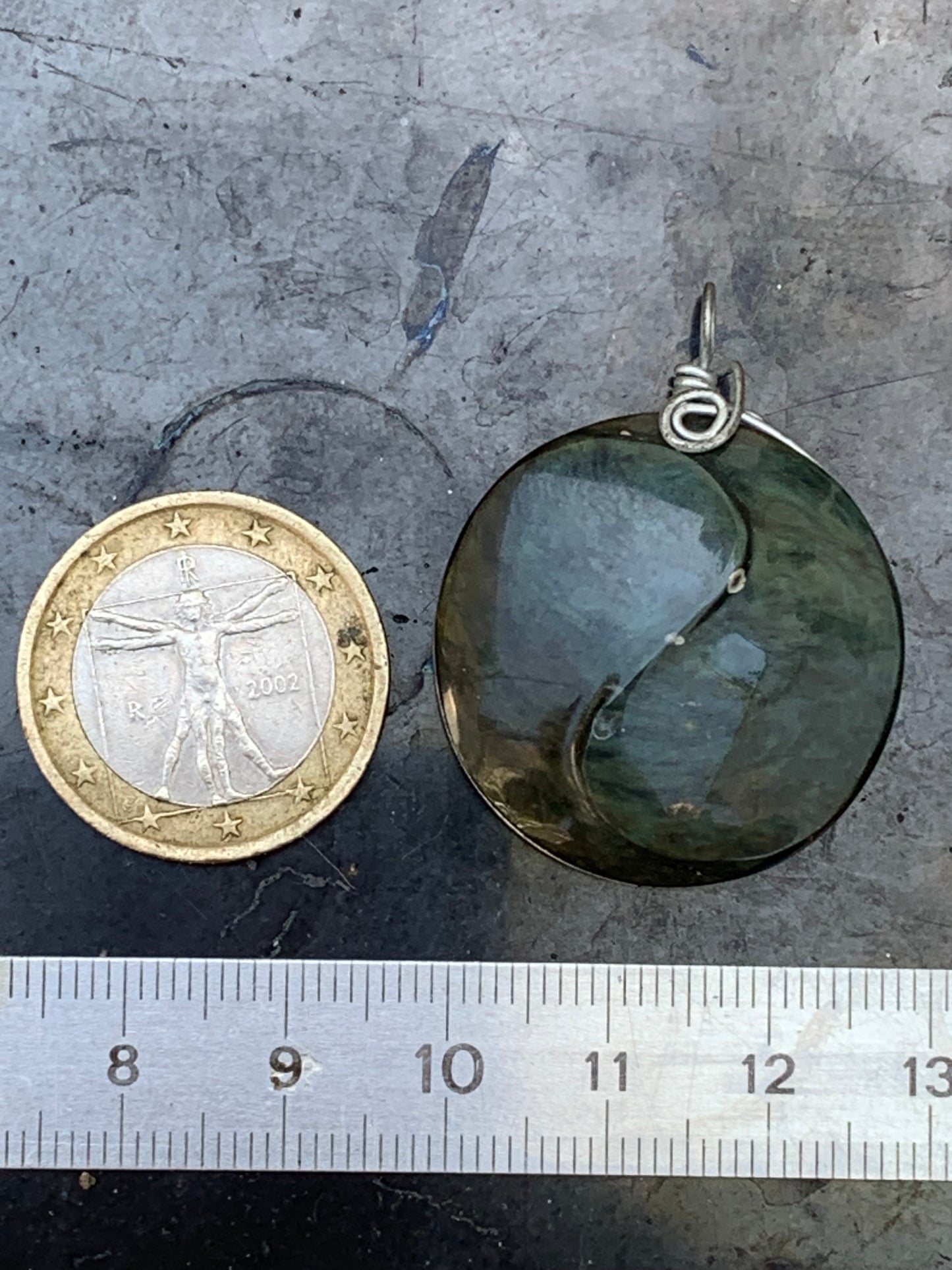 Obsidienne Arc-en-ciel, pendentif Yin-Yang de 40 millimètres de hauteur x 30 mm de largeur x 10 millimètres. Vendu avec cordon noir réglable offert !