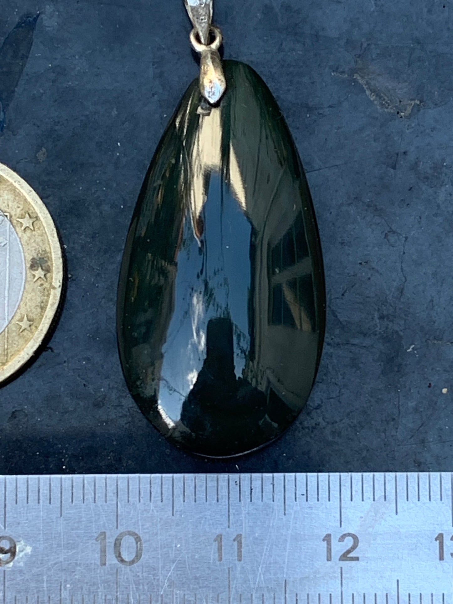 Obsidienne Arc-en-ciel, pendentif de 45 millimètres de hauteur x 18 mm de largeur x 10 millimètres. Vendu avec cordon noir réglable offert !