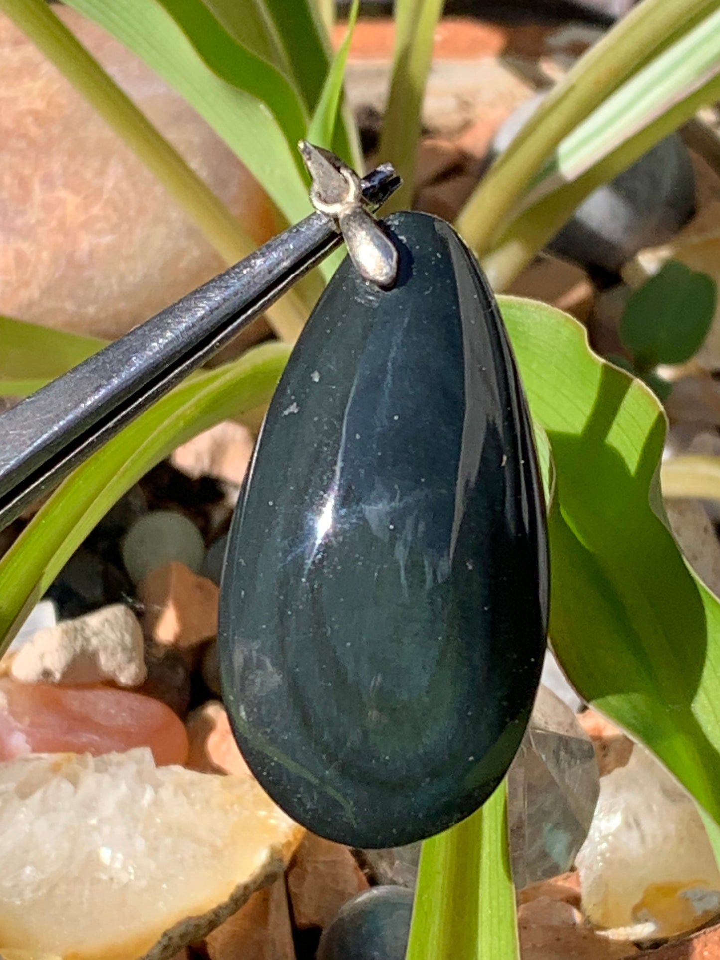 Obsidienne Arc-en-ciel, pendentif de 45 millimètres de hauteur x 18 mm de largeur x 10 millimètres. Vendu avec cordon noir réglable offert !
