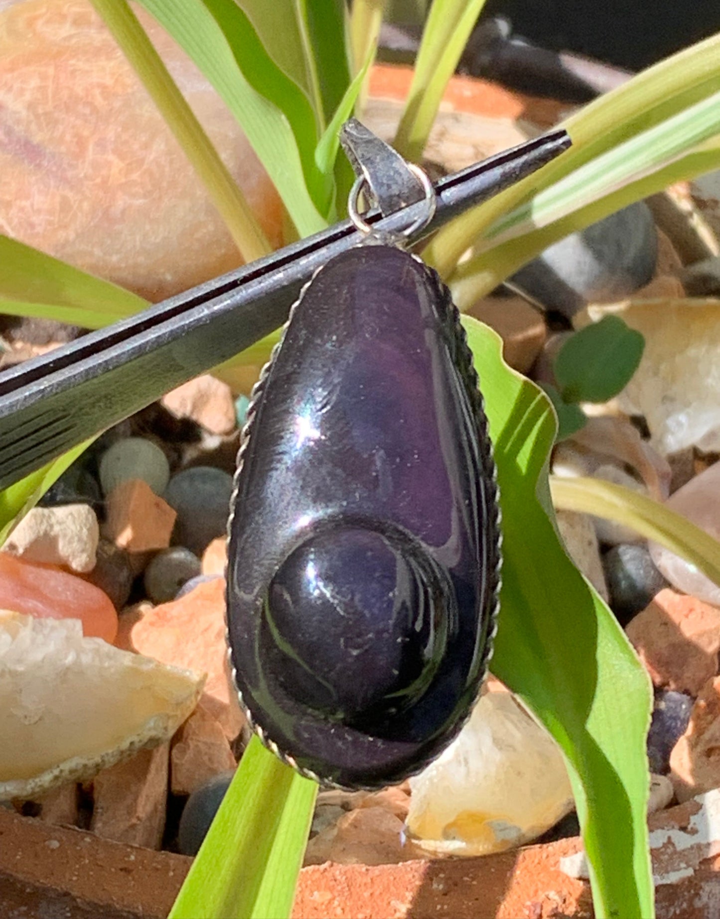 Obsidienne Arc-en-ciel, pendentif de 50 millimètres de hauteur x 20 mm de largeur x 12 millimètres. Vendu avec cordon noir réglable offert !