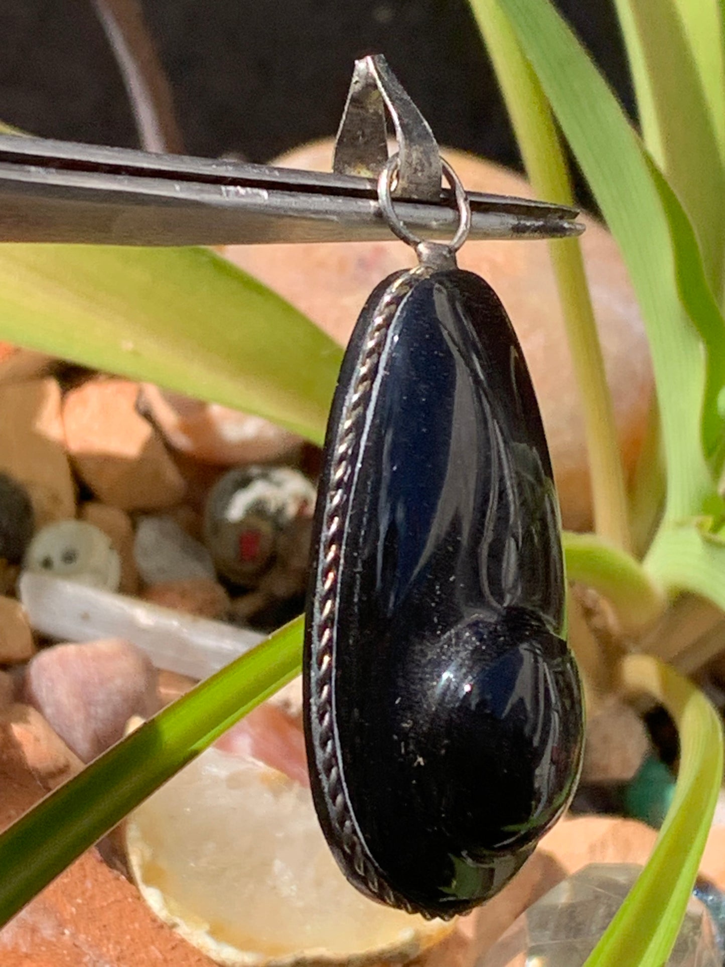 Obsidienne Arc-en-ciel, pendentif de 50 millimètres de hauteur x 20 mm de largeur x 12 millimètres. Vendu avec cordon noir réglable offert !