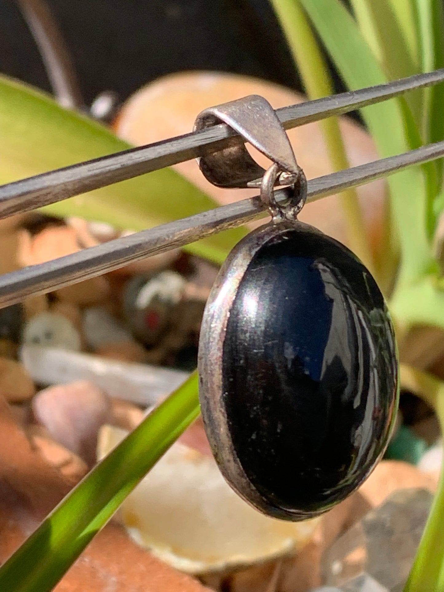 Obsidienne Oeil celeste, pendentif en Argent 925, de 37 millimètres de hauteur x 20 mm de largeur x 10 millimètres. Vendu avec cordon noir réglable offert !