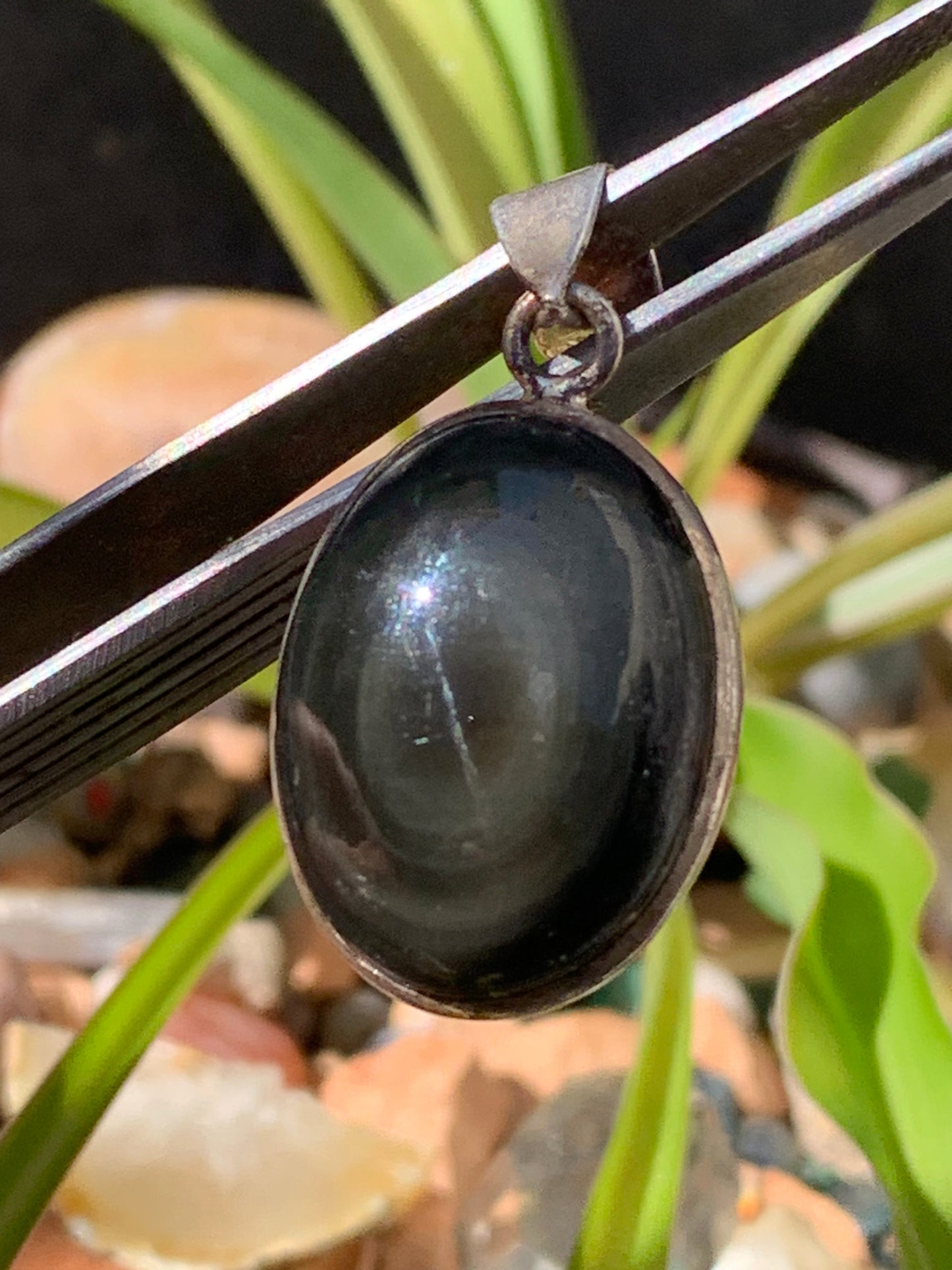 Obsidienne Oeil celeste, pendentif en Argent 925, de 37 millimètres de hauteur x 20 mm de largeur x 10 millimètres. Vendu avec cordon noir réglable offert !