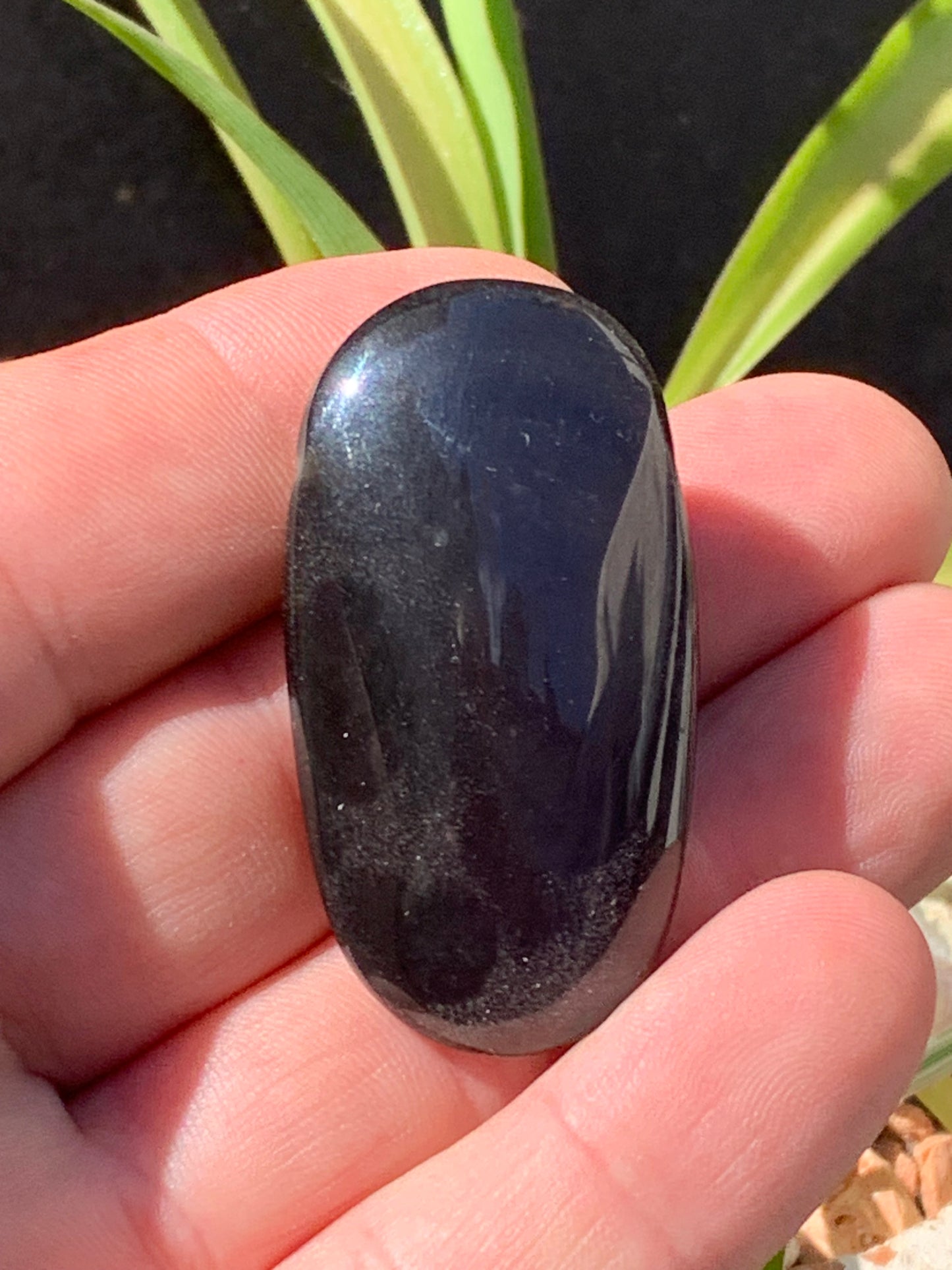 Obsidienne Arc-en-ciel, pendentif de 47 millimètres de hauteur x 25 mm de largeur x 12 millimètres. Vendu avec cordon noir réglable offert !