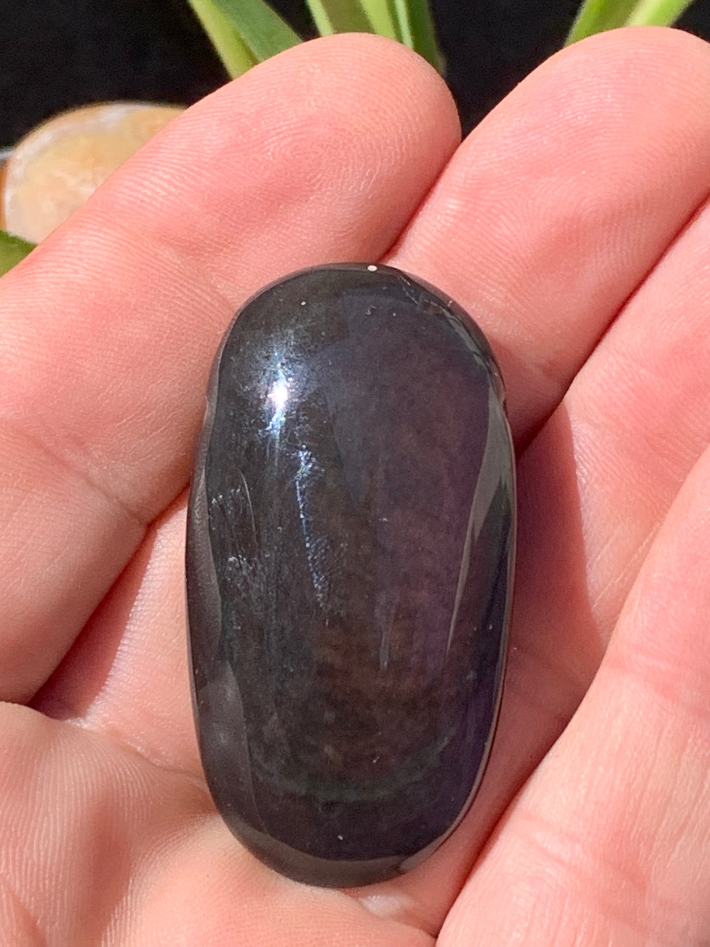 Obsidienne Arc-en-ciel, pendentif de 47 millimètres de hauteur x 25 mm de largeur x 12 millimètres. Vendu avec cordon noir réglable offert !