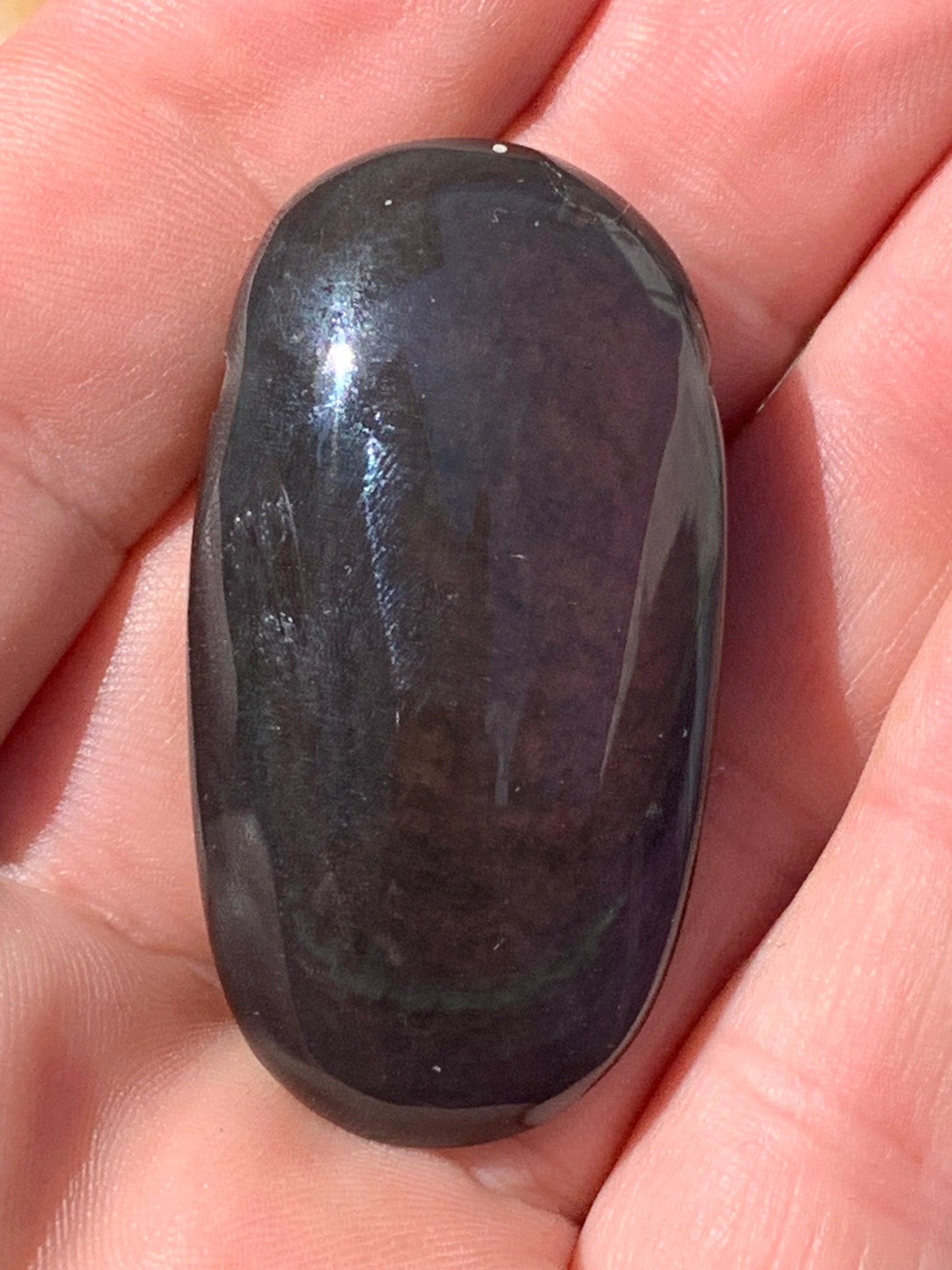 Obsidienne Arc-en-ciel, pendentif de 47 millimètres de hauteur x 25 mm de largeur x 12 millimètres. Vendu avec cordon noir réglable offert !