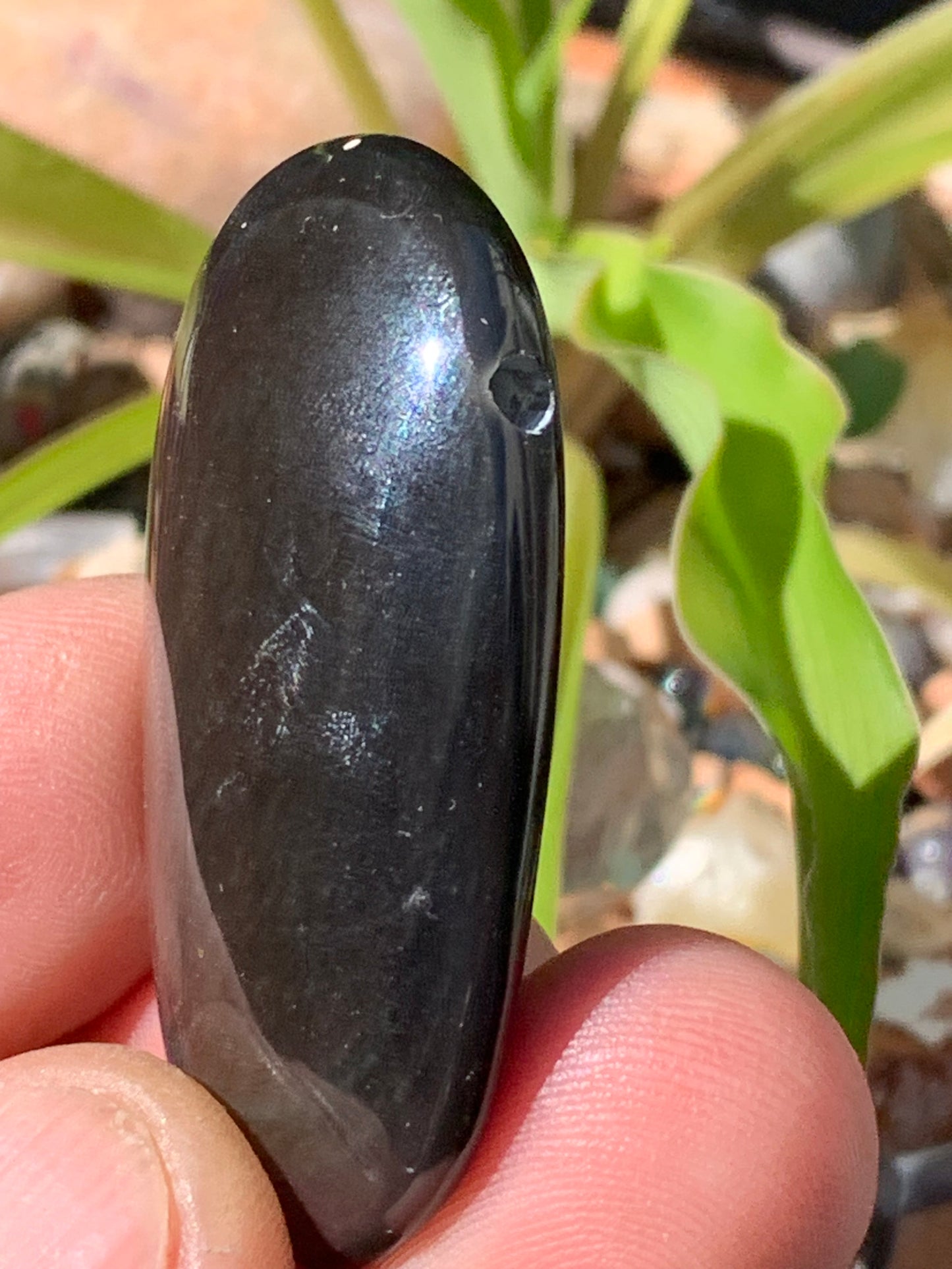 Obsidienne Arc-en-ciel, pendentif de 47 millimètres de hauteur x 25 mm de largeur x 12 millimètres. Vendu avec cordon noir réglable offert !