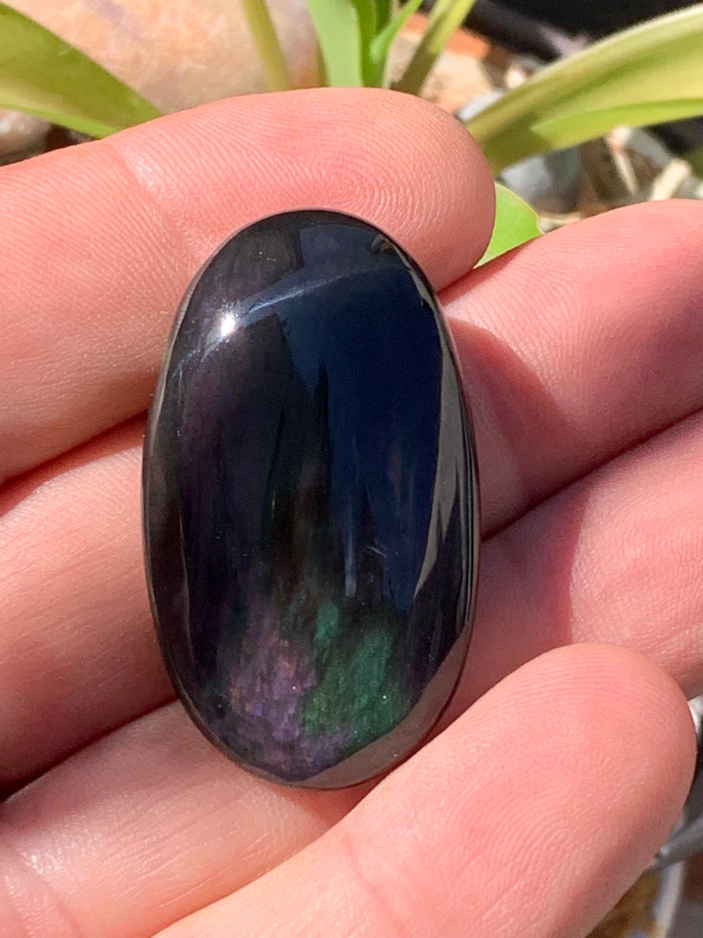 Obsidienne Arc-en-ciel, pendentif de 42 millimètres de hauteur x 25 mm de largeur x 12 millimètres. Vendu avec cordon noir réglable offert !
