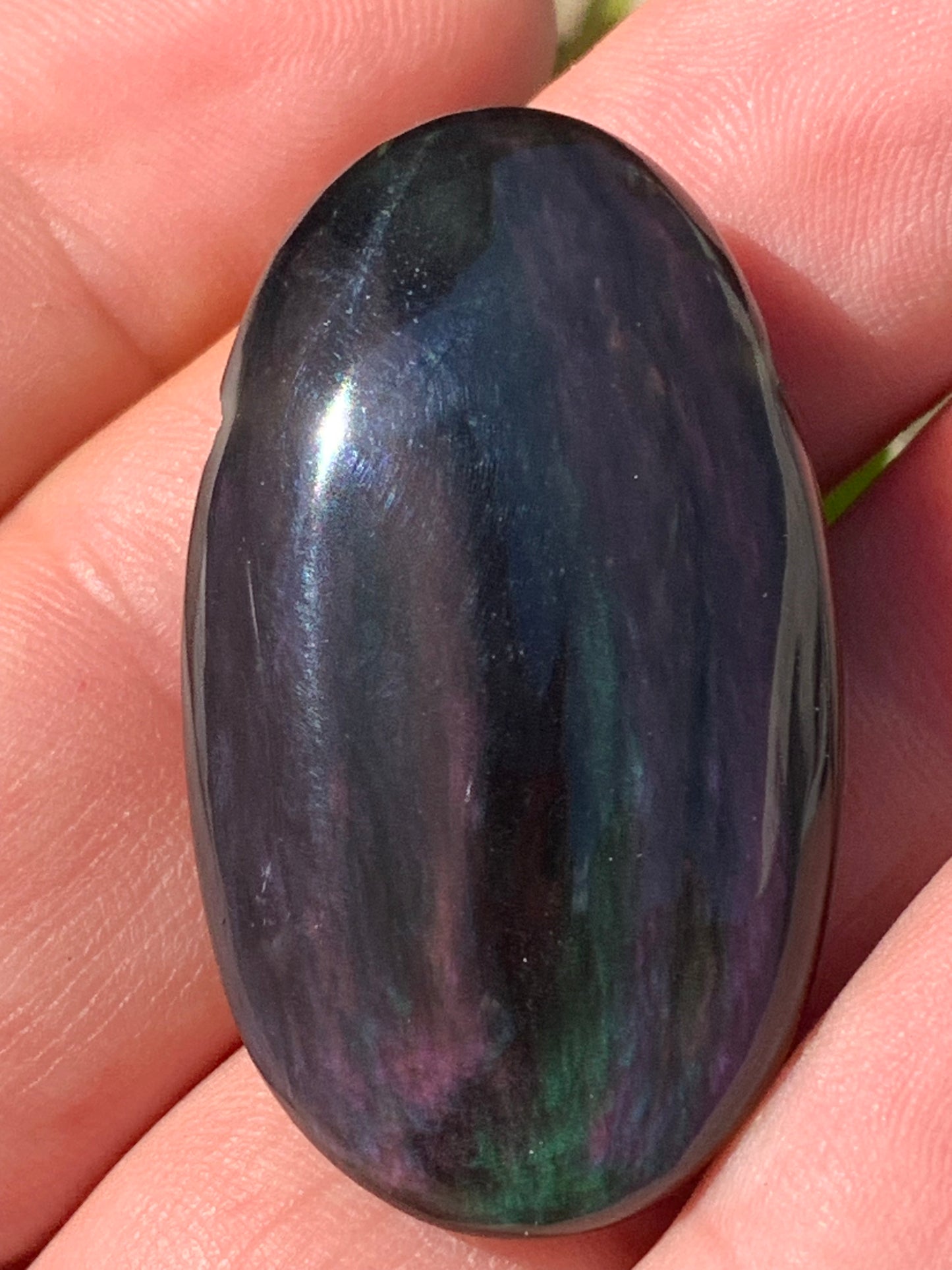 Obsidienne Arc-en-ciel, pendentif de 42 millimètres de hauteur x 25 mm de largeur x 12 millimètres. Vendu avec cordon noir réglable offert !