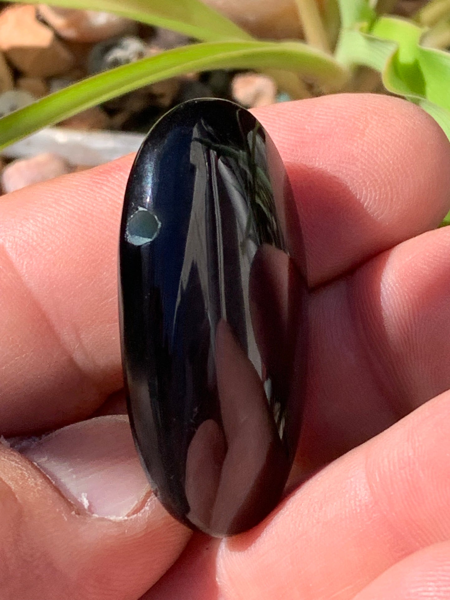 Obsidienne Arc-en-ciel, pendentif de 42 millimètres de hauteur x 25 mm de largeur x 12 millimètres. Vendu avec cordon noir réglable offert !