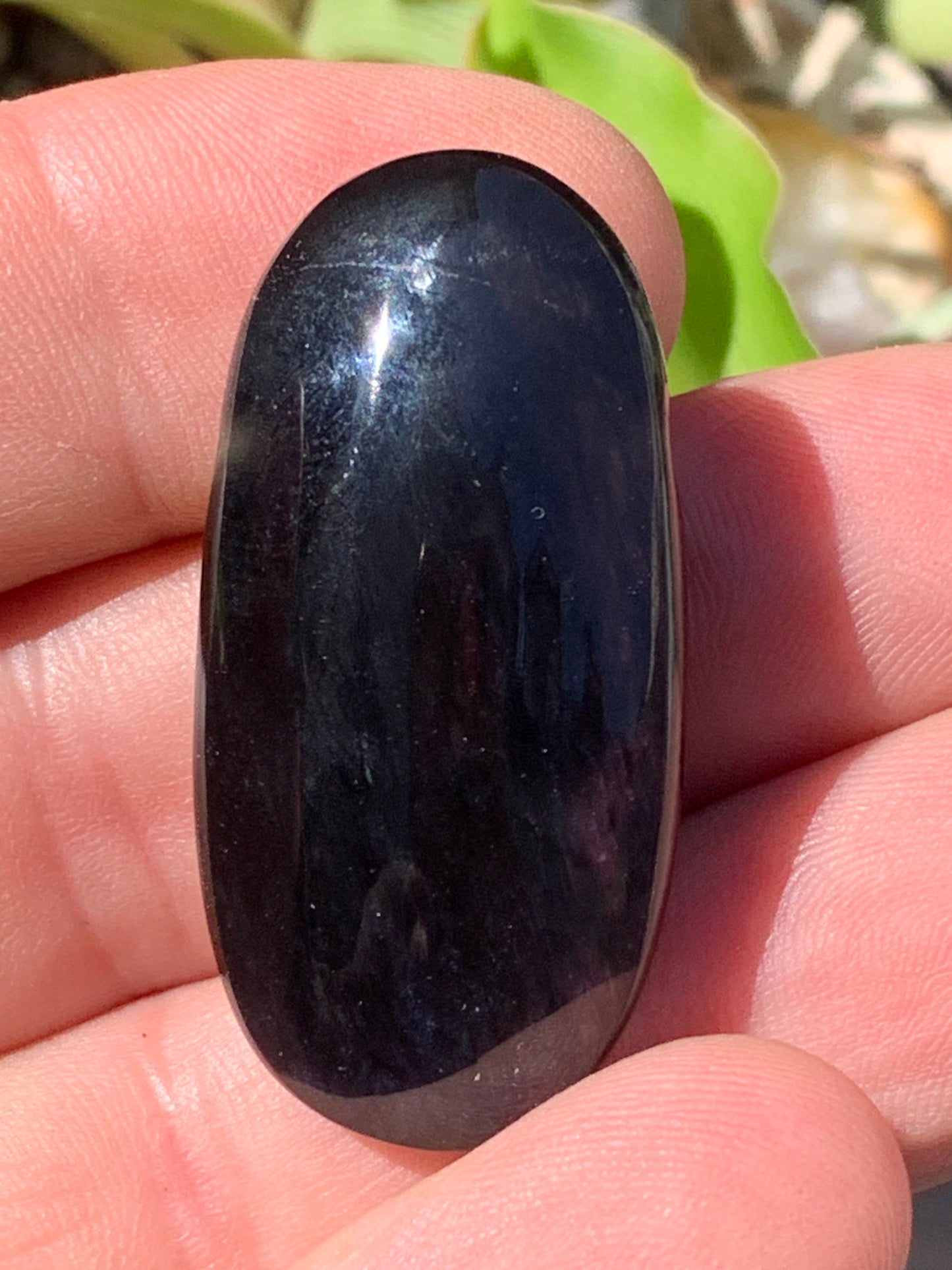 Obsidienne Arc-en-ciel, pendentif de 41 millimètres de hauteur x 21 mm de largeur x 11 millimètres. Vendu avec cordon noir réglable offert !