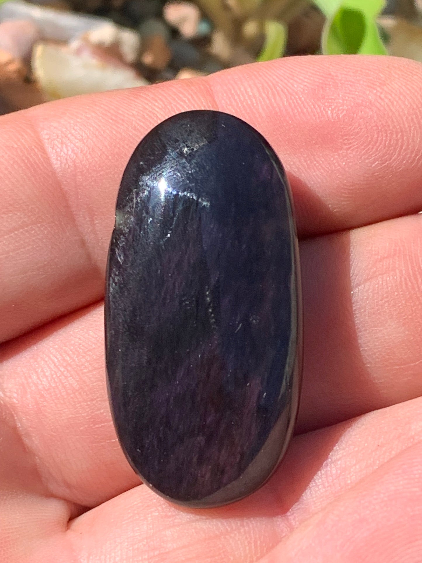 Obsidienne Arc-en-ciel, pendentif de 41 millimètres de hauteur x 21 mm de largeur x 11 millimètres. Vendu avec cordon noir réglable offert !
