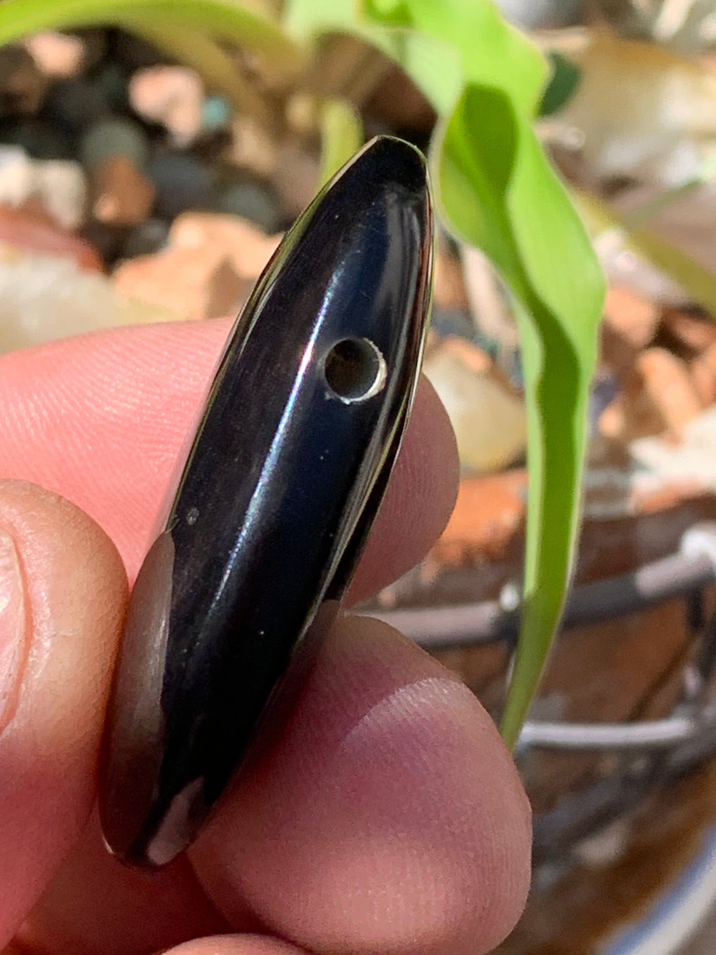 Obsidienne Arc-en-ciel, pendentif de 41 millimètres de hauteur x 21 mm de largeur x 11 millimètres. Vendu avec cordon noir réglable offert !