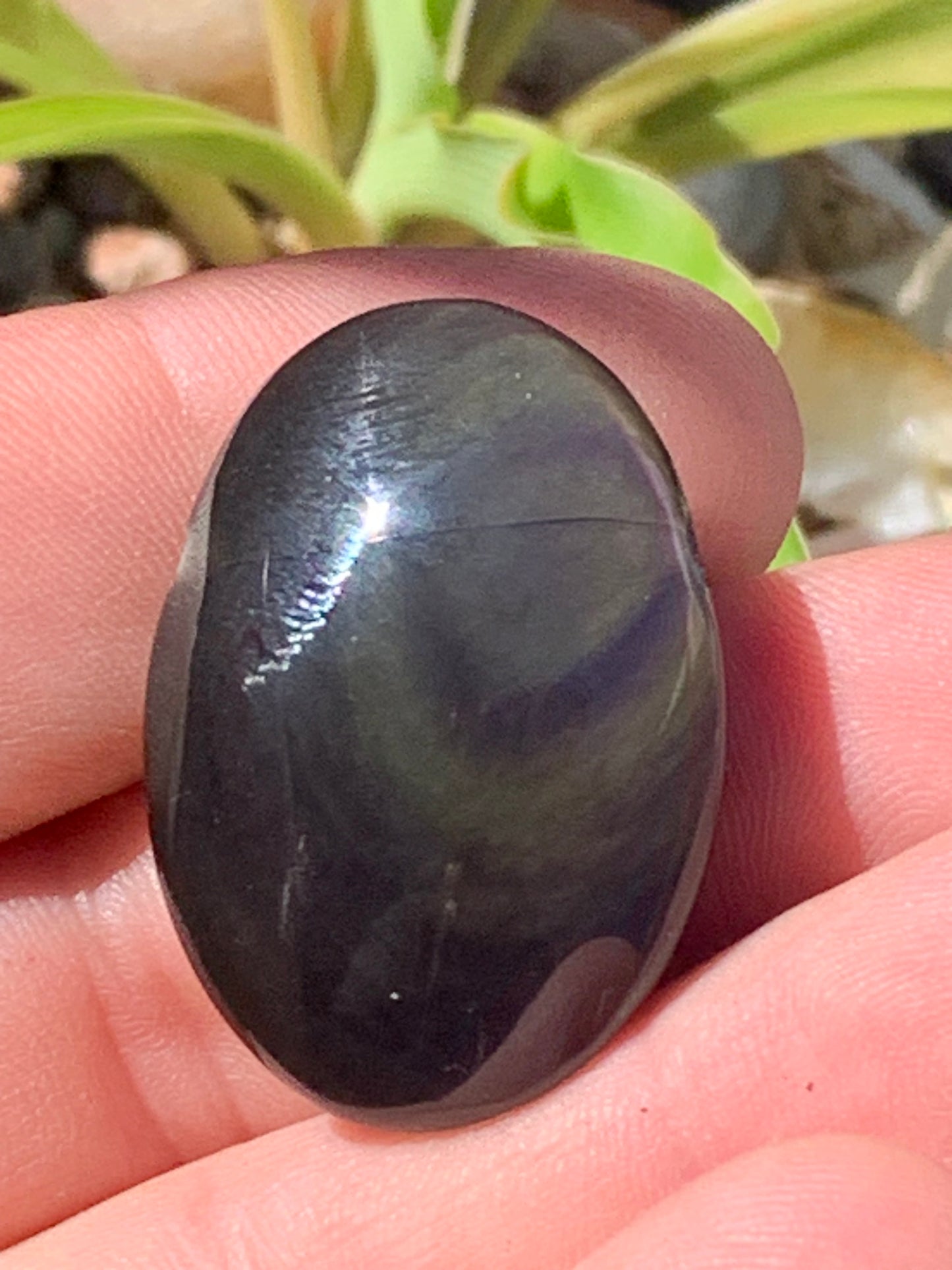 Obsidienne Arc-en-ciel, pendentif de 34 millimètres de hauteur x 25 mm de largeur x 12 millimètres. Vendu avec cordon noir réglable offert !