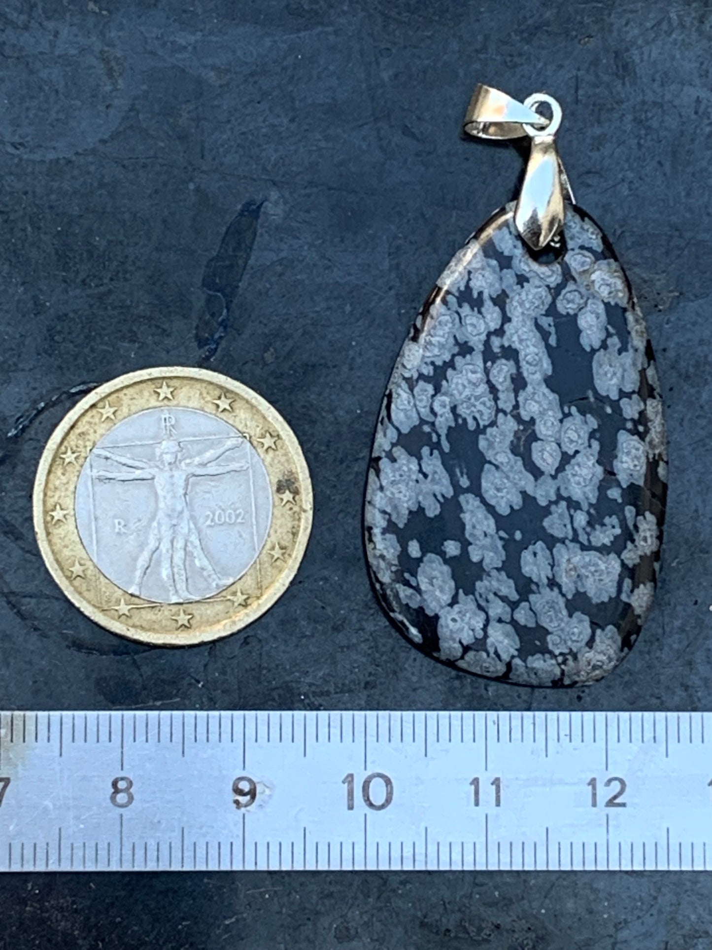 Obsidienne Neige, pendentif de 53 millimètres de hauteur x 25 mm de largeur x 5 millimètres. Vendu avec cordon noir réglable offert !