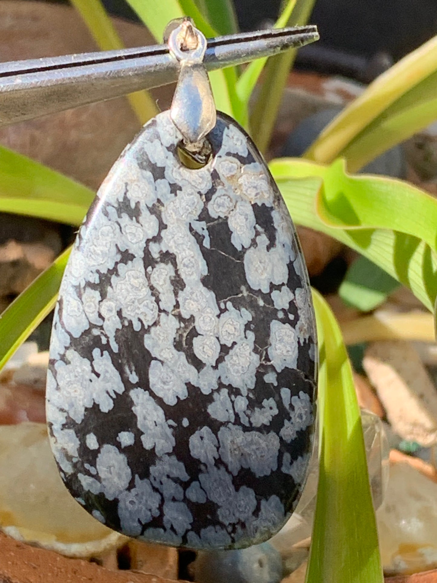 Obsidienne Neige, pendentif de 53 millimètres de hauteur x 25 mm de largeur x 5 millimètres. Vendu avec cordon noir réglable offert !