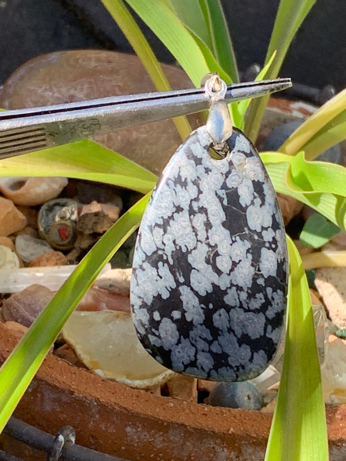 Obsidienne Neige, pendentif de 53 millimètres de hauteur x 25 mm de largeur x 5 millimètres. Vendu avec cordon noir réglable offert !