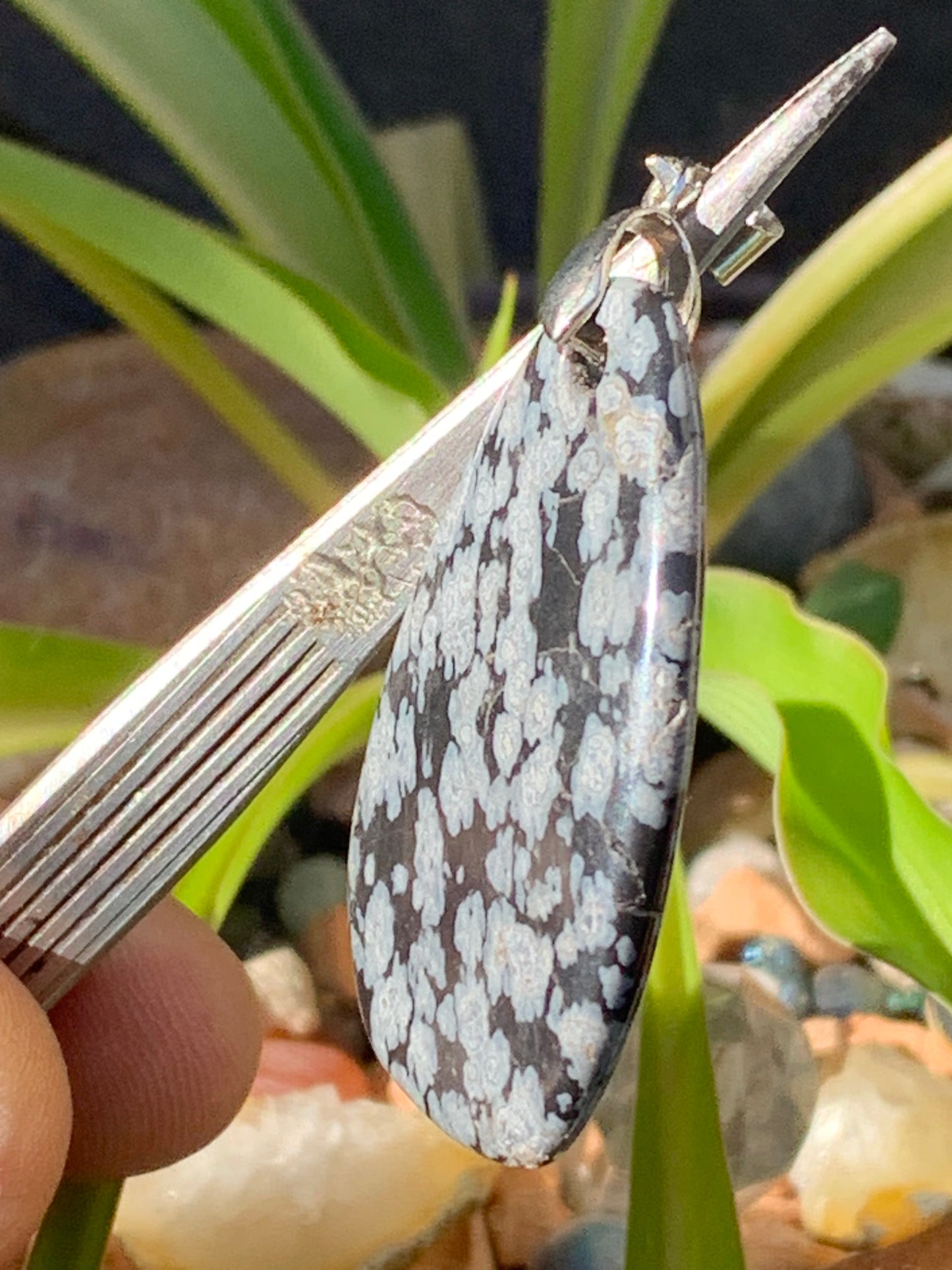 Obsidienne Neige, pendentif de 53 millimètres de hauteur x 25 mm de largeur x 5 millimètres. Vendu avec cordon noir réglable offert !