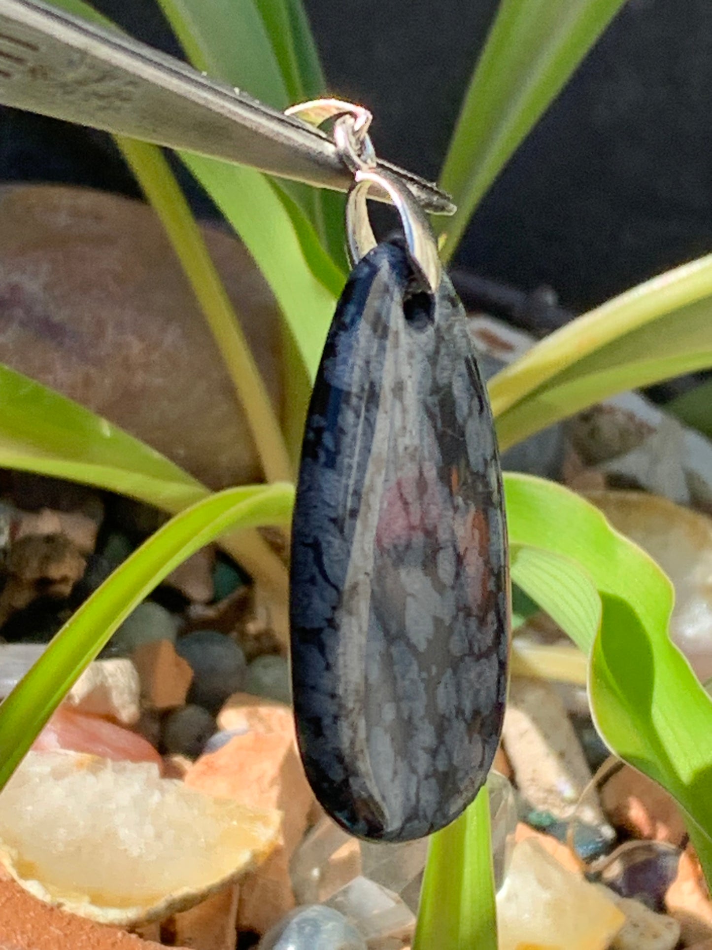 Obsidienne Neige, pendentif de 53 millimètres de hauteur x 25 mm de largeur x 5 millimètres. Vendu avec cordon noir réglable offert !