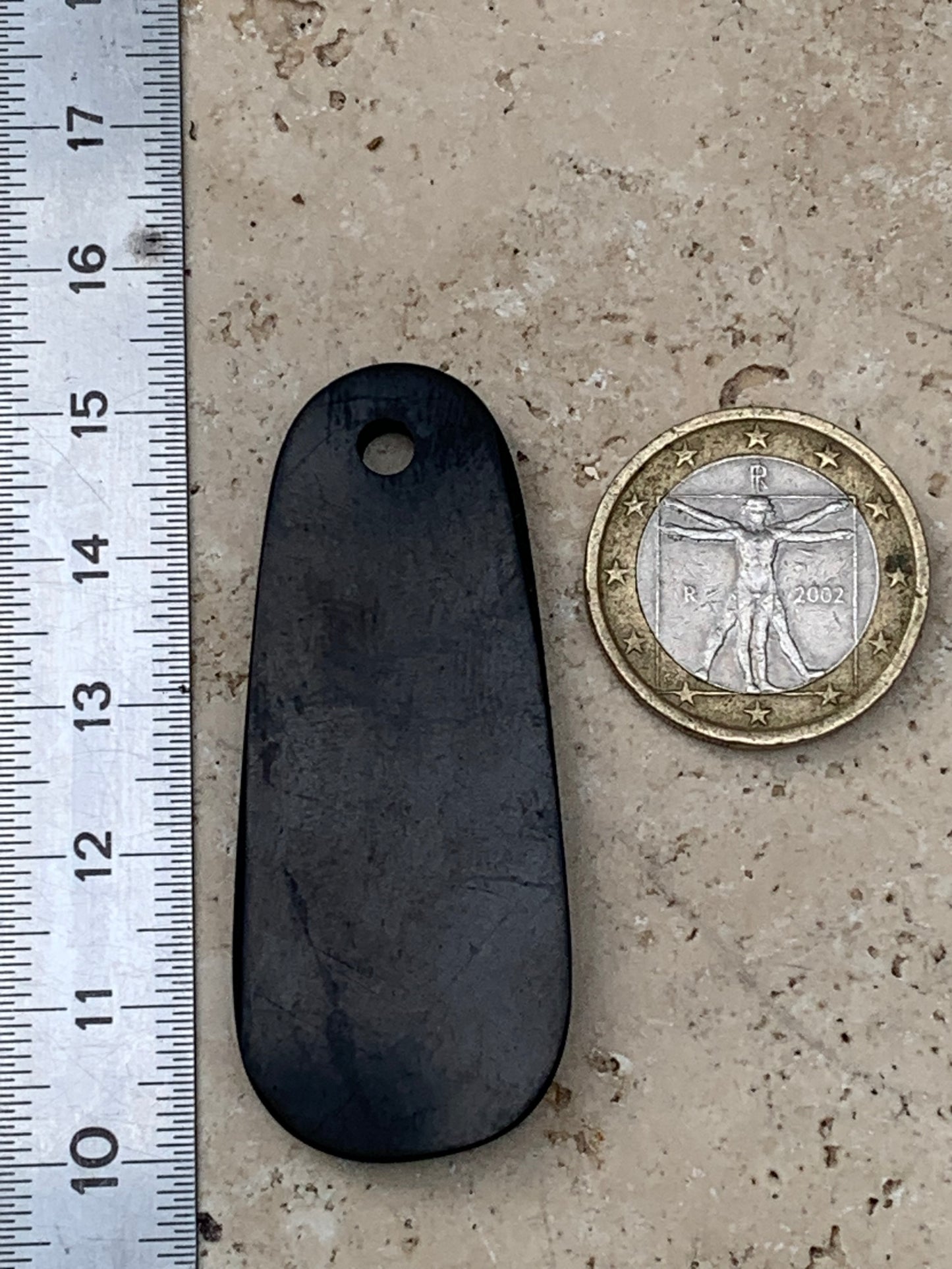 Shungite, pendentif de 53mm de hauteur x 22 de largeur x 15 d'épaisseur. Vendu avec cordon réglable de couleur noire offert !