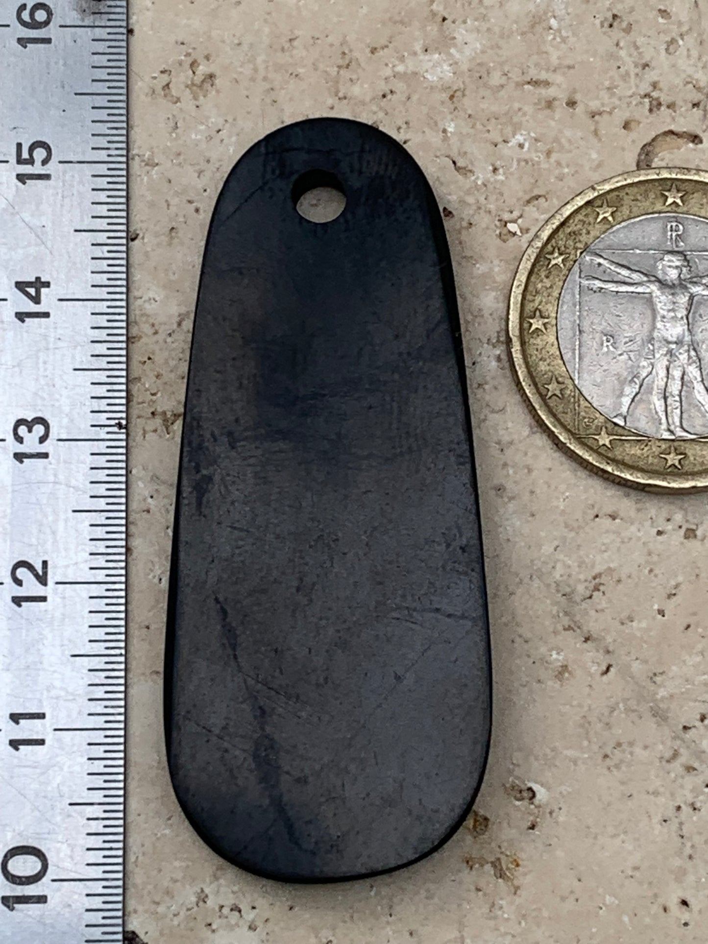 Shungite, pendentif de 53mm de hauteur x 22 de largeur x 15 d'épaisseur. Vendu avec cordon réglable de couleur noire offert !
