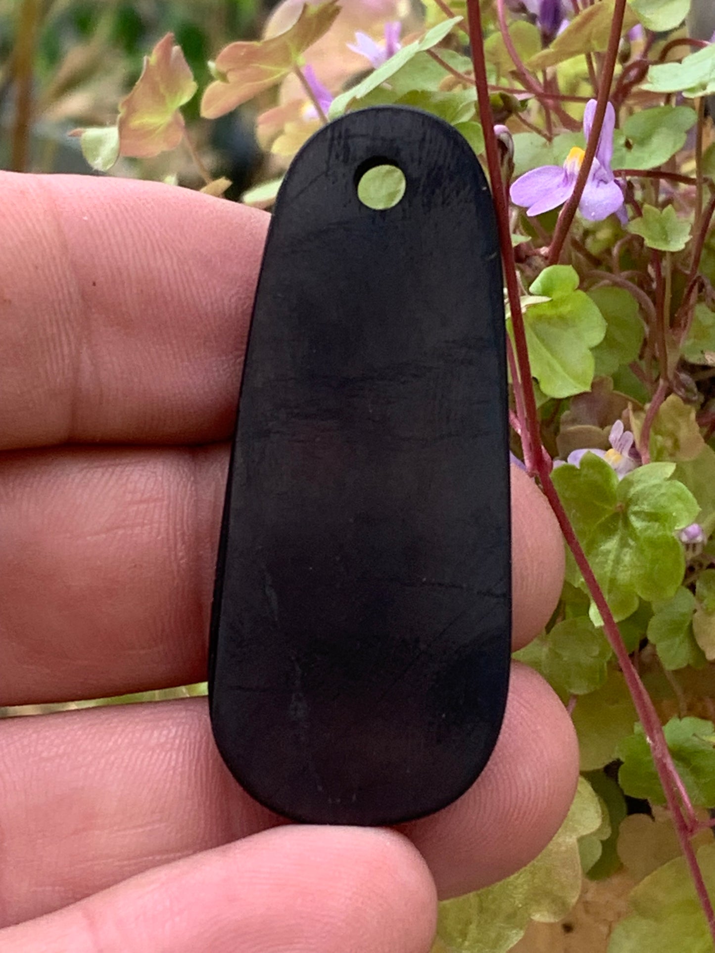 Shungite, pendentif de 53mm de hauteur x 22 de largeur x 15 d'épaisseur. Vendu avec cordon réglable de couleur noire offert !