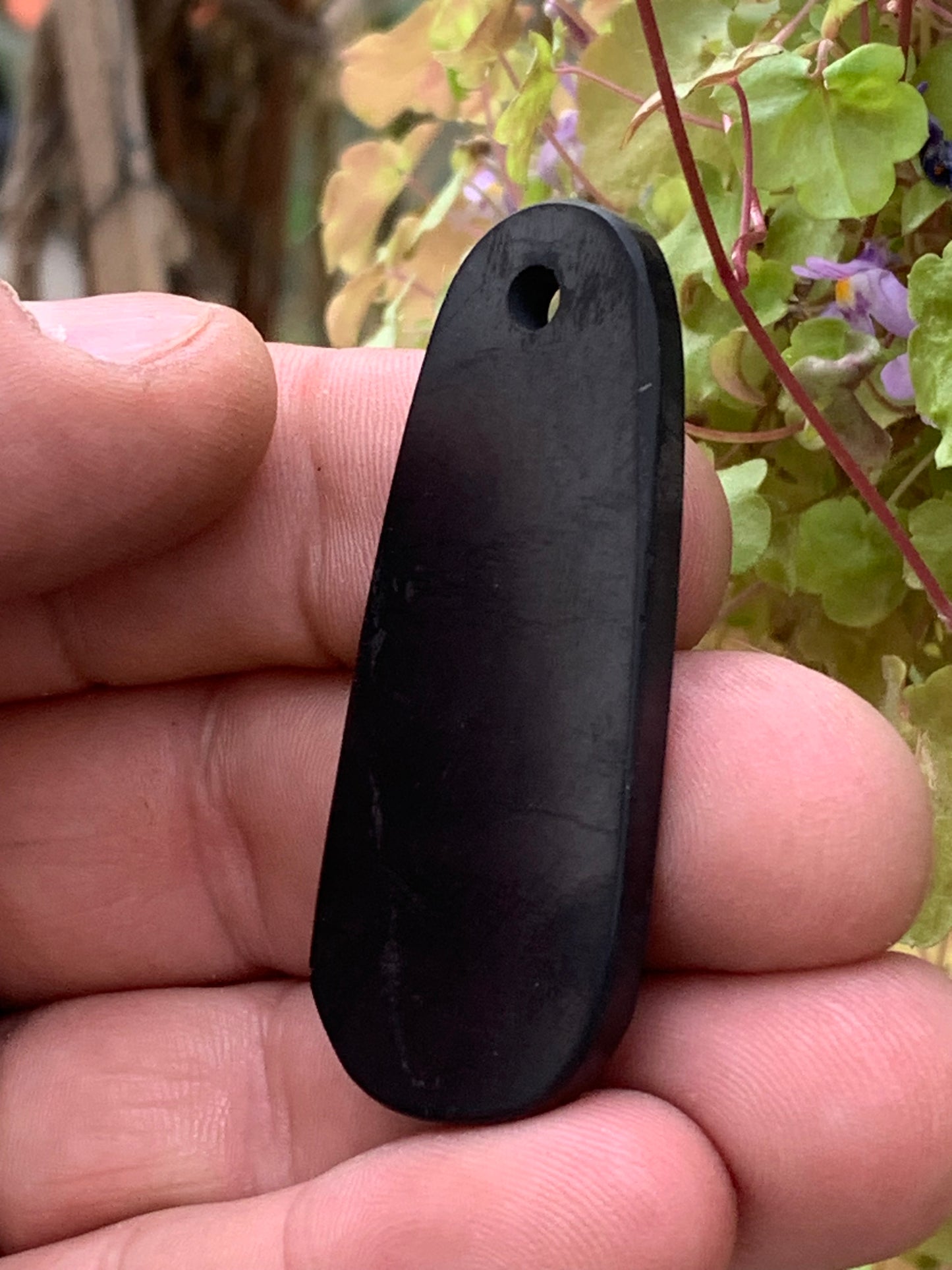 Shungite, pendentif de 53mm de hauteur x 22 de largeur x 15 d'épaisseur. Vendu avec cordon réglable de couleur noire offert !