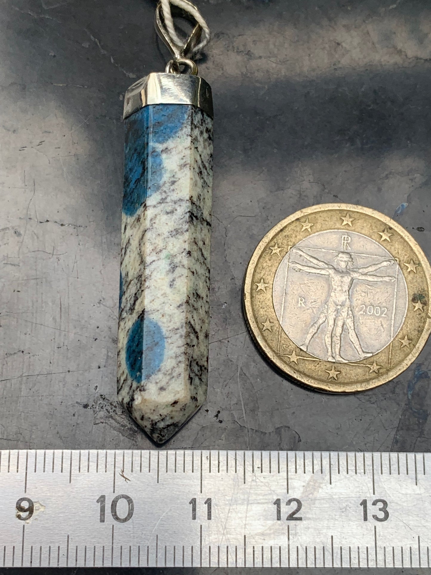Jaspe K2* (Granit avec Azurite), pièce en Argent 0925 rhodié, de 50 millimètres de hauteur x 10 millimètres de largeur x 10 d'épaisseur. Vendu avec un cordon réglable de couleur noire !