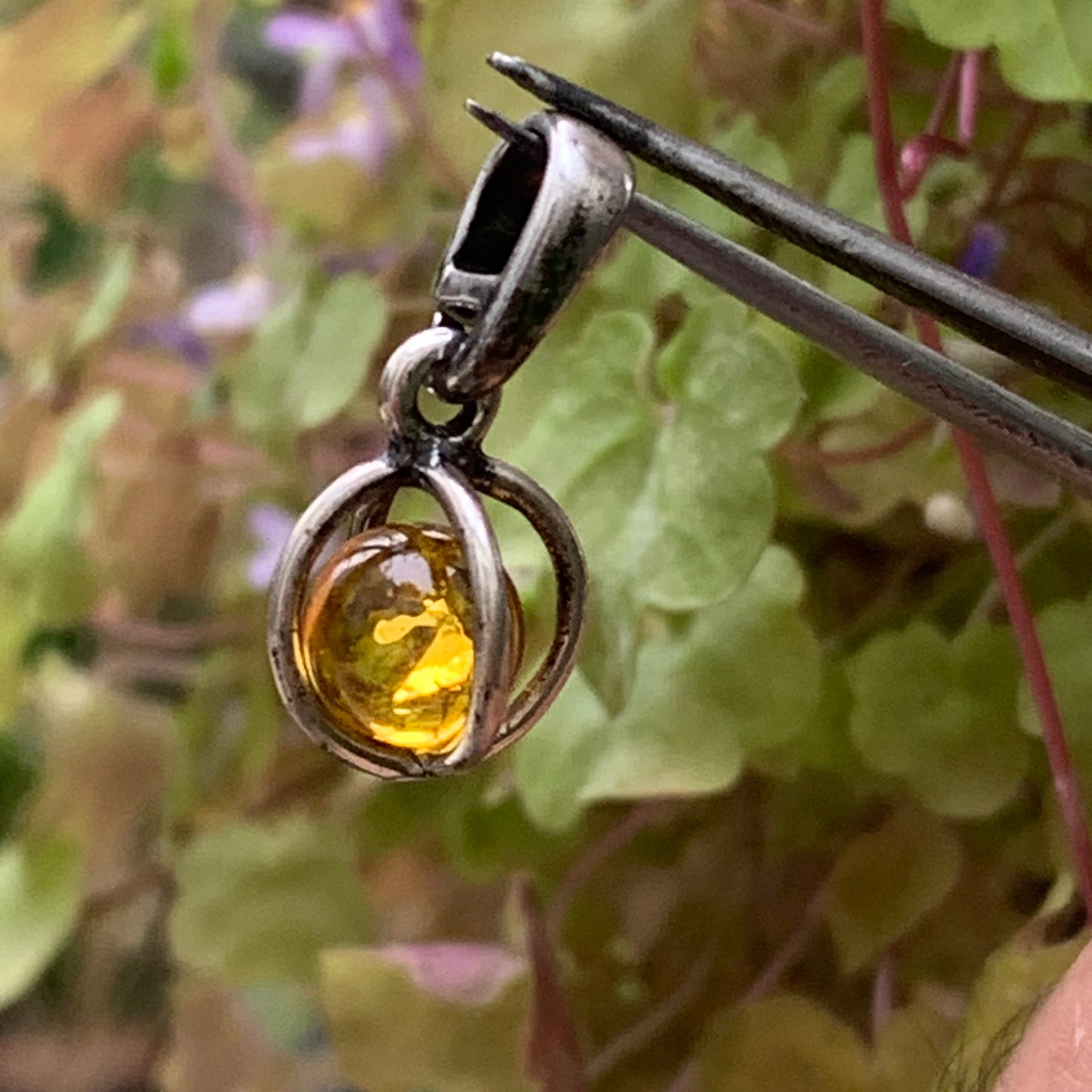 Amber, pretty little silver pendant measuring 20x8x8 millimeters, sold with a sliding (adjustable) black leather cord measuring 40 to 70 centimeters!