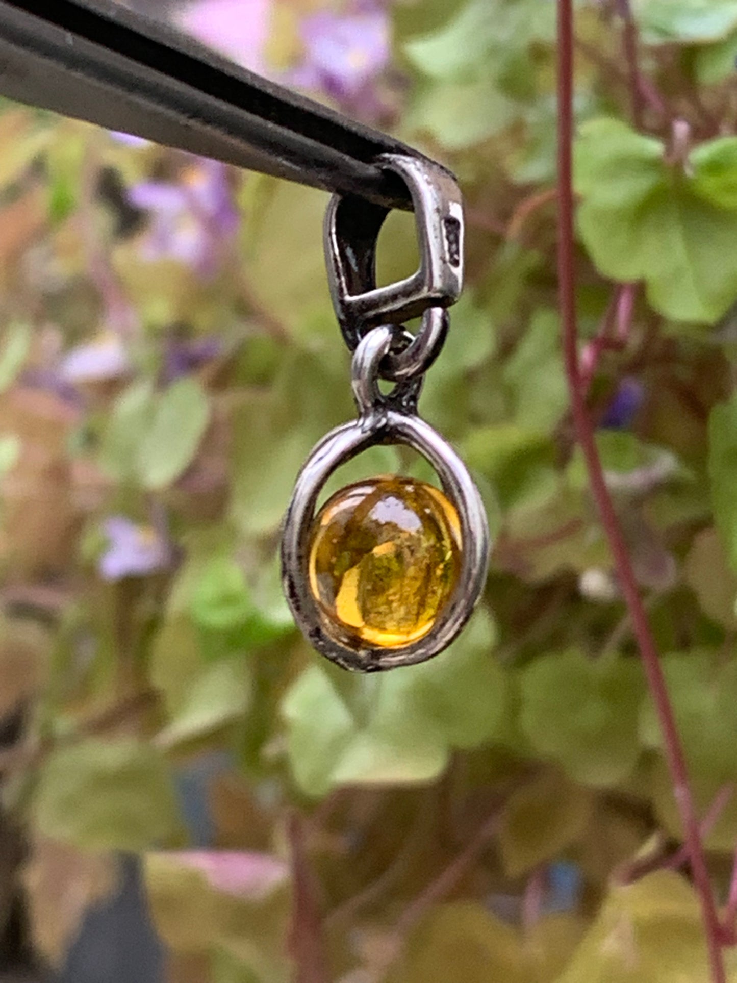 Amber, pretty little silver pendant measuring 20x8x8 millimeters, sold with a sliding (adjustable) black leather cord measuring 40 to 70 centimeters!
