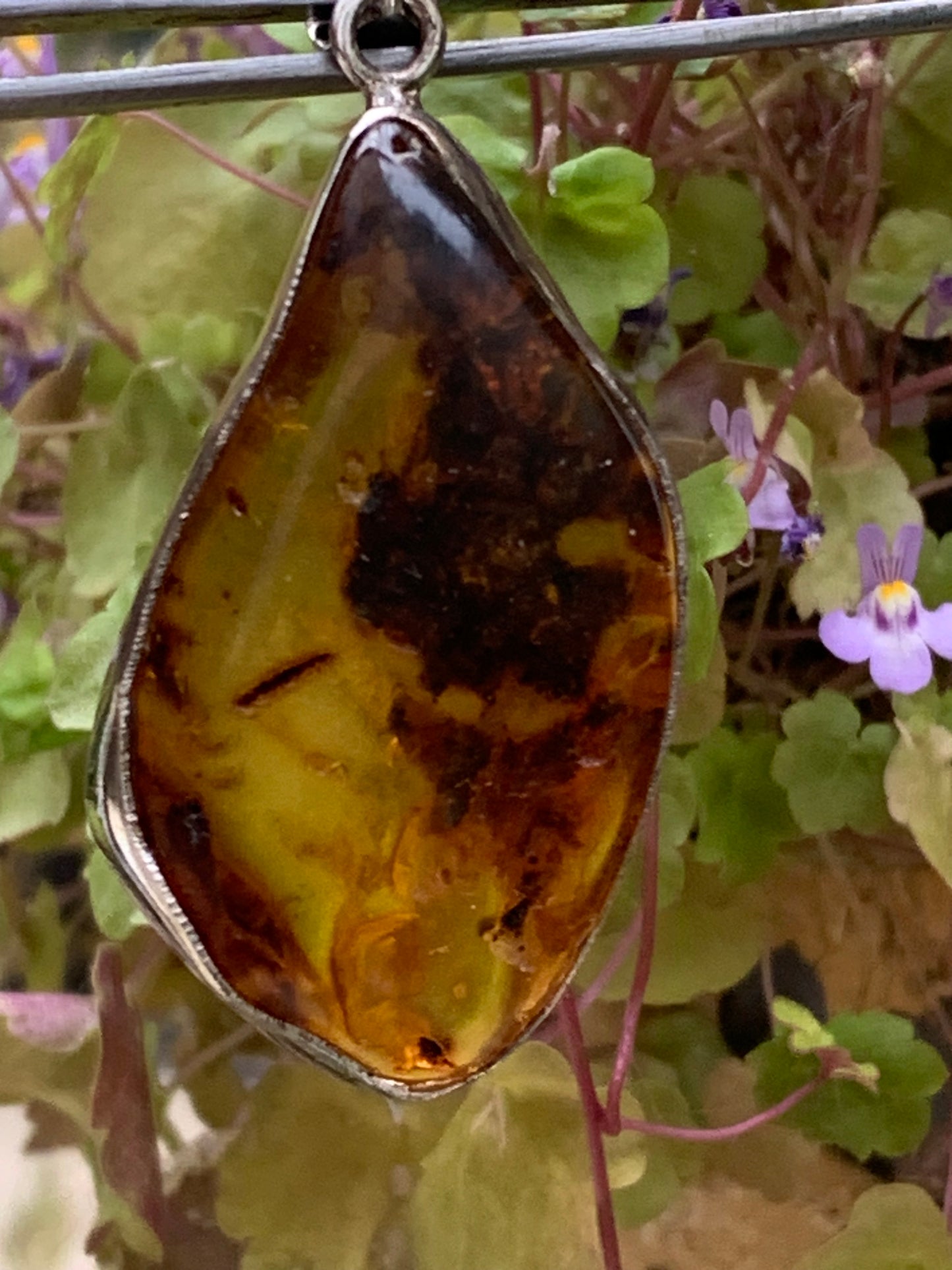 Amber, superb silver pendant measuring 55x22x12 mm. Sold with a sliding (adjustable) black leather cord from 40 to 70 cm!