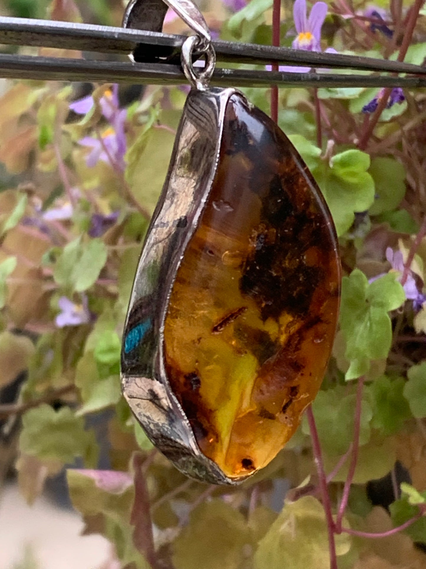 Amber, superb silver pendant measuring 55x22x12 mm. Sold with a sliding (adjustable) black leather cord from 40 to 70 cm!