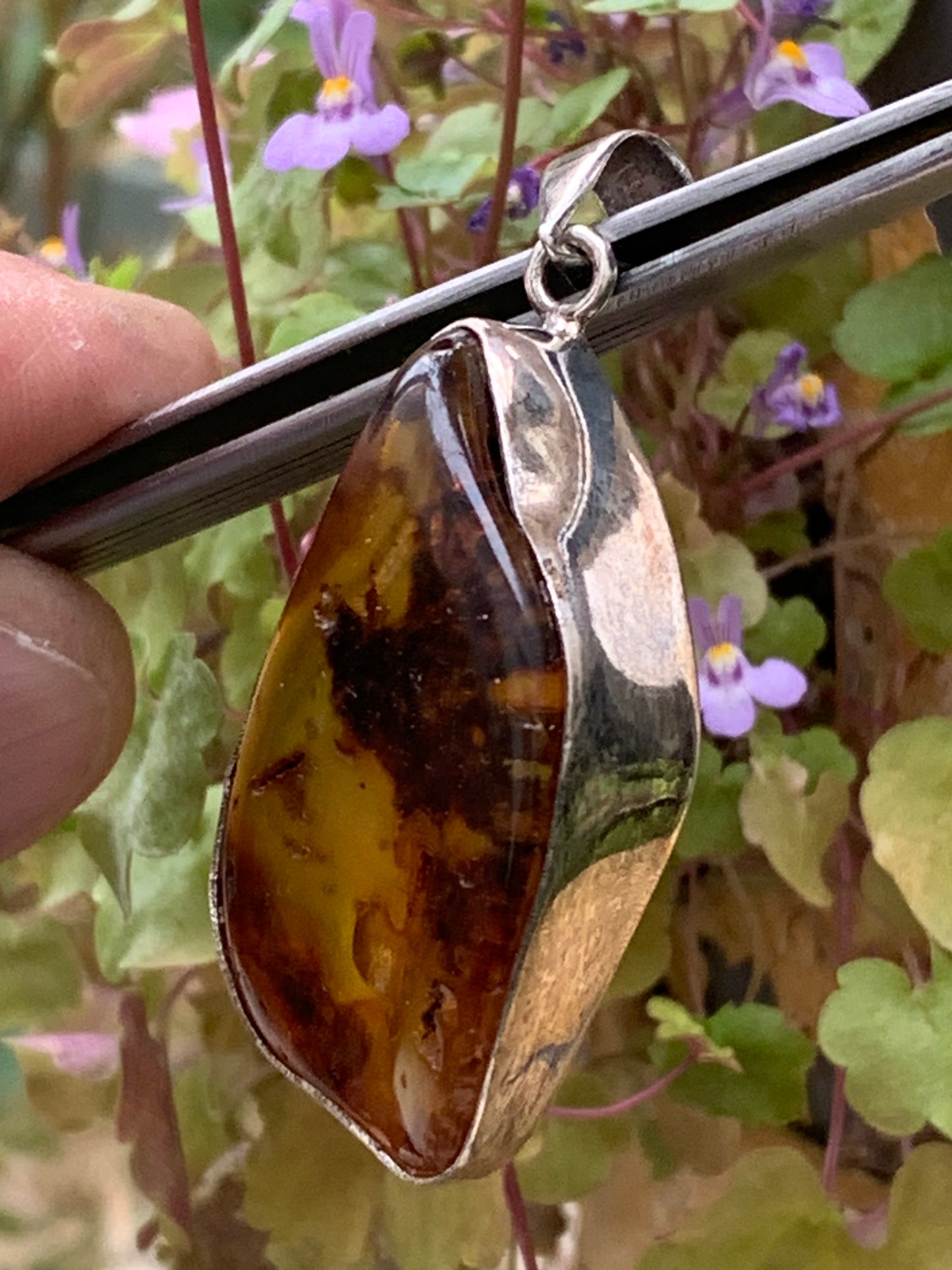 Amber, superb silver pendant measuring 55x22x12 mm. Sold with a sliding (adjustable) black leather cord from 40 to 70 cm!