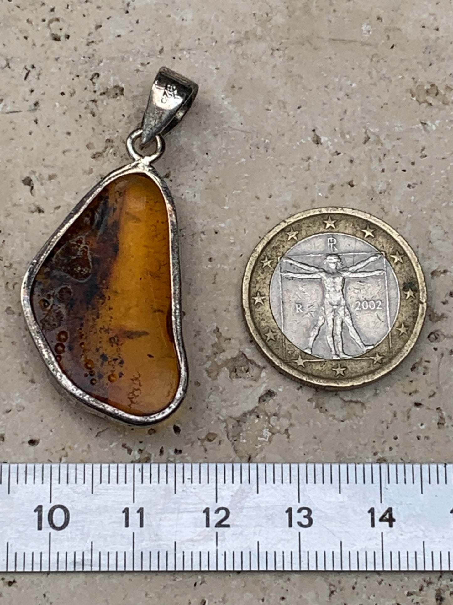 Amber, superb silver pendant measuring 45x20x8 mm. Sold with a sliding (adjustable) black leather cord from 40 to 70 cm!
