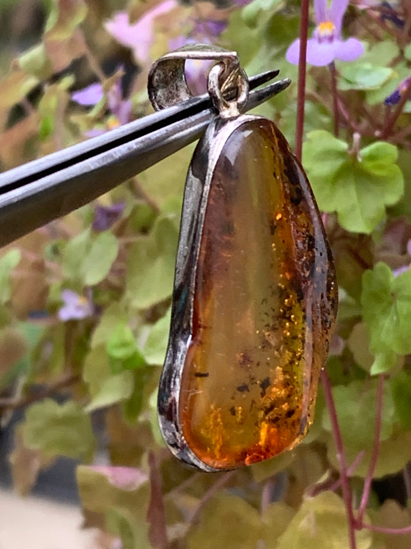 Amber, superb silver pendant measuring 45x20x8 mm. Sold with a sliding (adjustable) black leather cord from 40 to 70 cm!