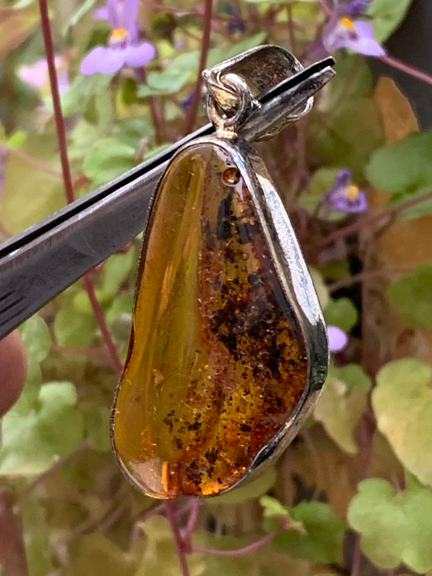 Amber, superb silver pendant measuring 45x20x8 mm. Sold with a sliding (adjustable) black leather cord from 40 to 70 cm!
