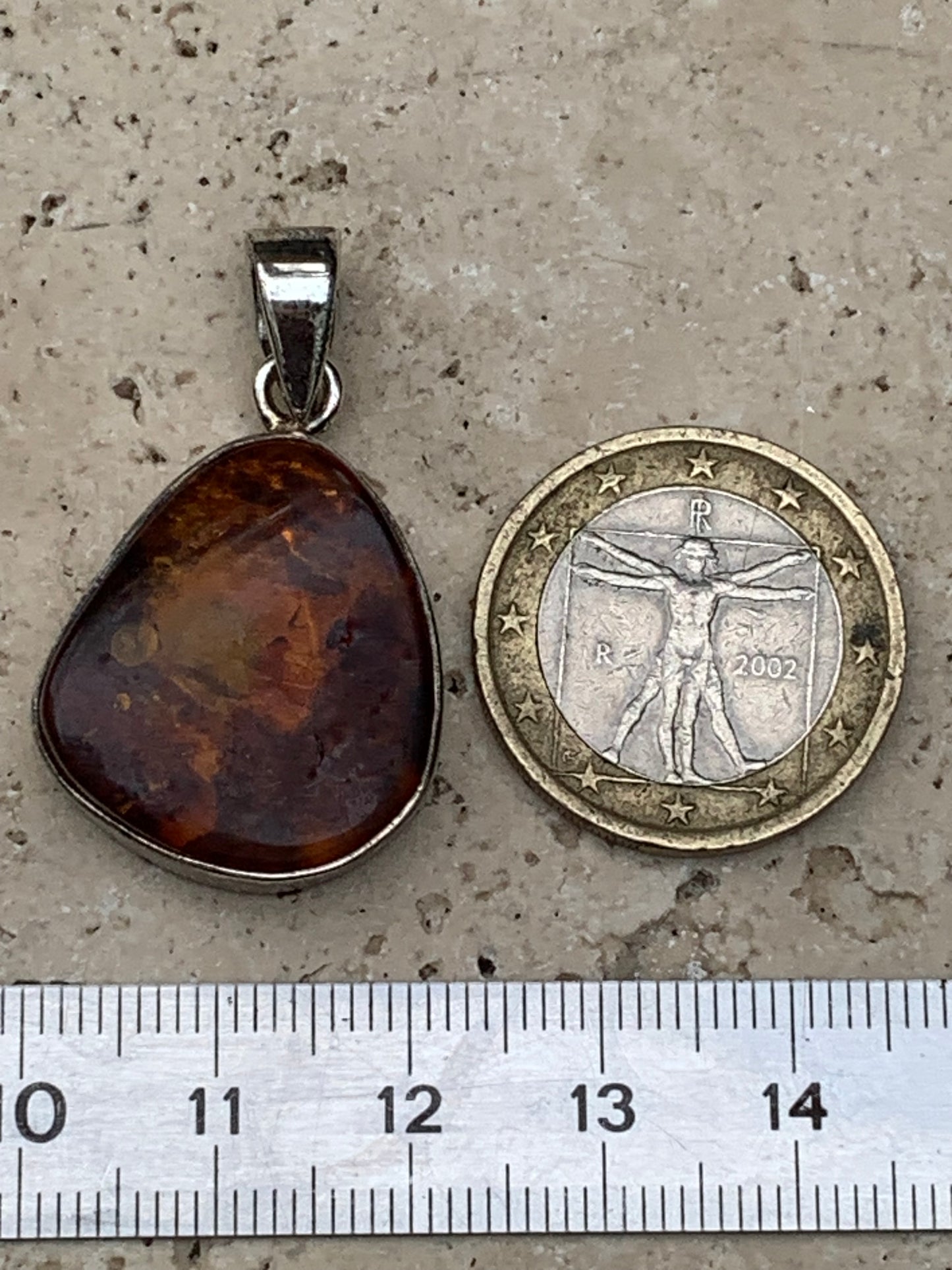 Amber, superb silver pendant measuring 35x22x8 mm. Sold with a sliding (adjustable) black leather cord from 40 to 70 cm!