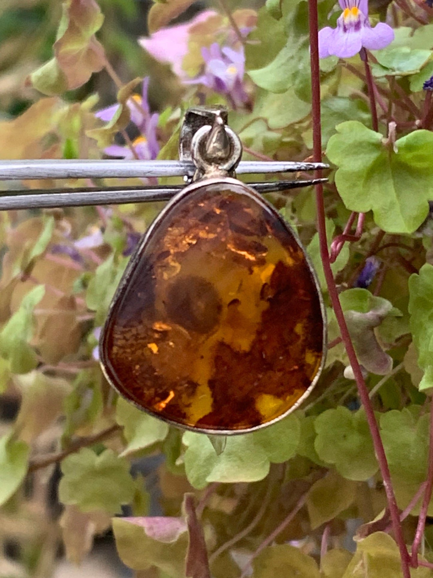 Amber, superb silver pendant measuring 35x22x8 mm. Sold with a sliding (adjustable) black leather cord from 40 to 70 cm!