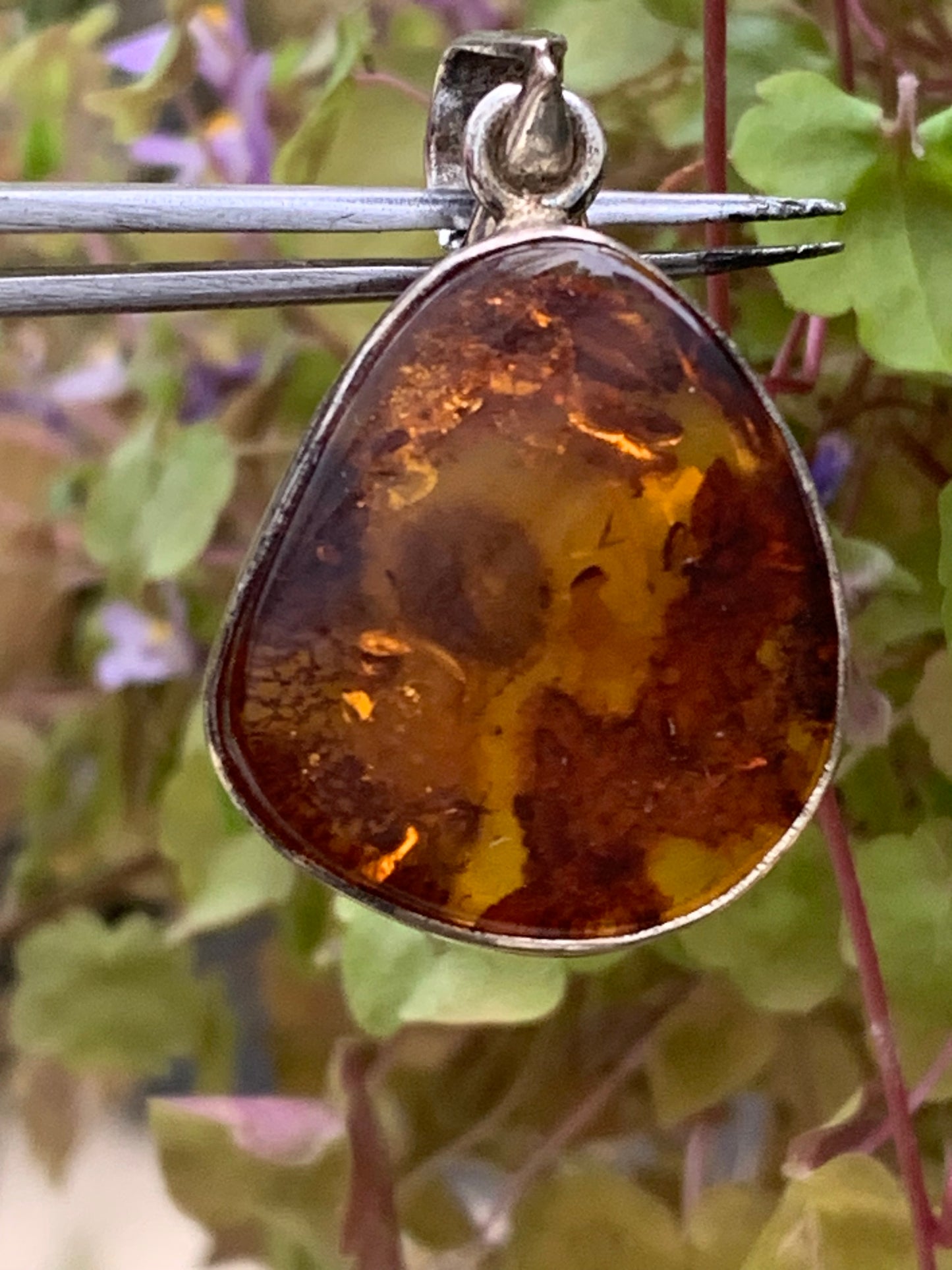 Amber, superb silver pendant measuring 35x22x8 mm. Sold with a sliding (adjustable) black leather cord from 40 to 70 cm!