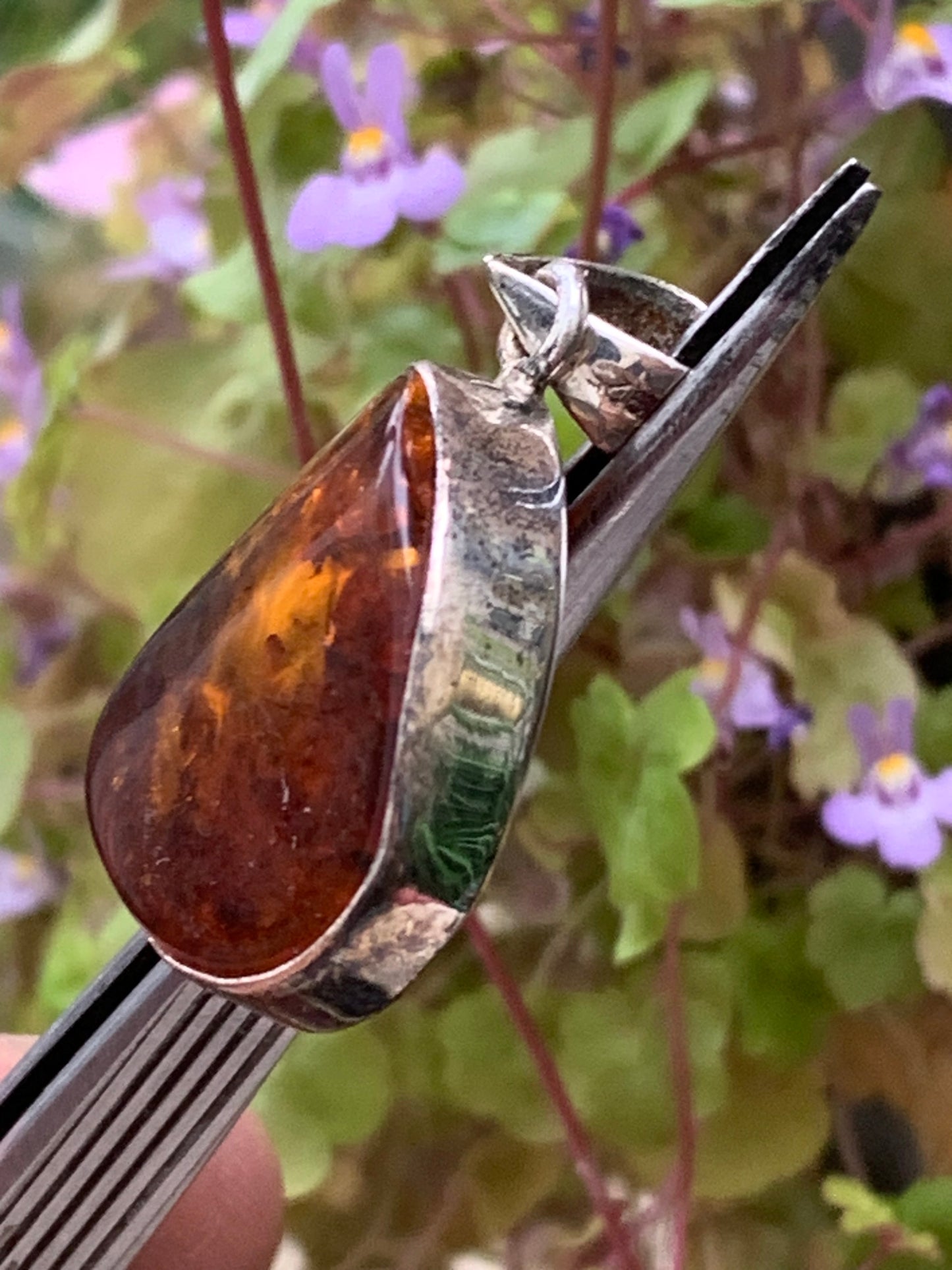 Amber, superb silver pendant measuring 35x22x8 mm. Sold with a sliding (adjustable) black leather cord from 40 to 70 cm!