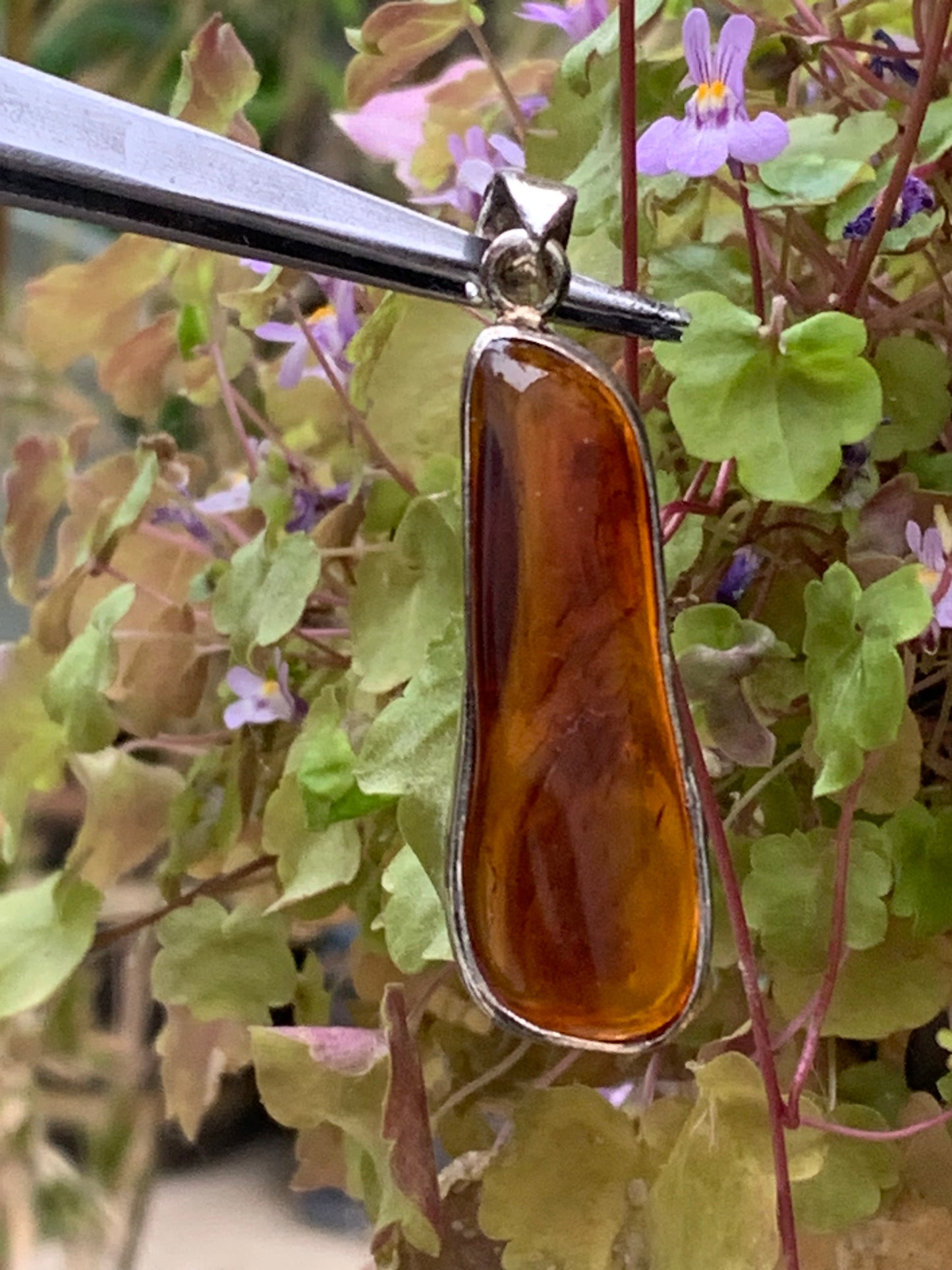 Amber, superb silver pendant measuring 50x15x7 mm. Sold with a sliding (adjustable) black leather cord measuring 40 to 70 cm!