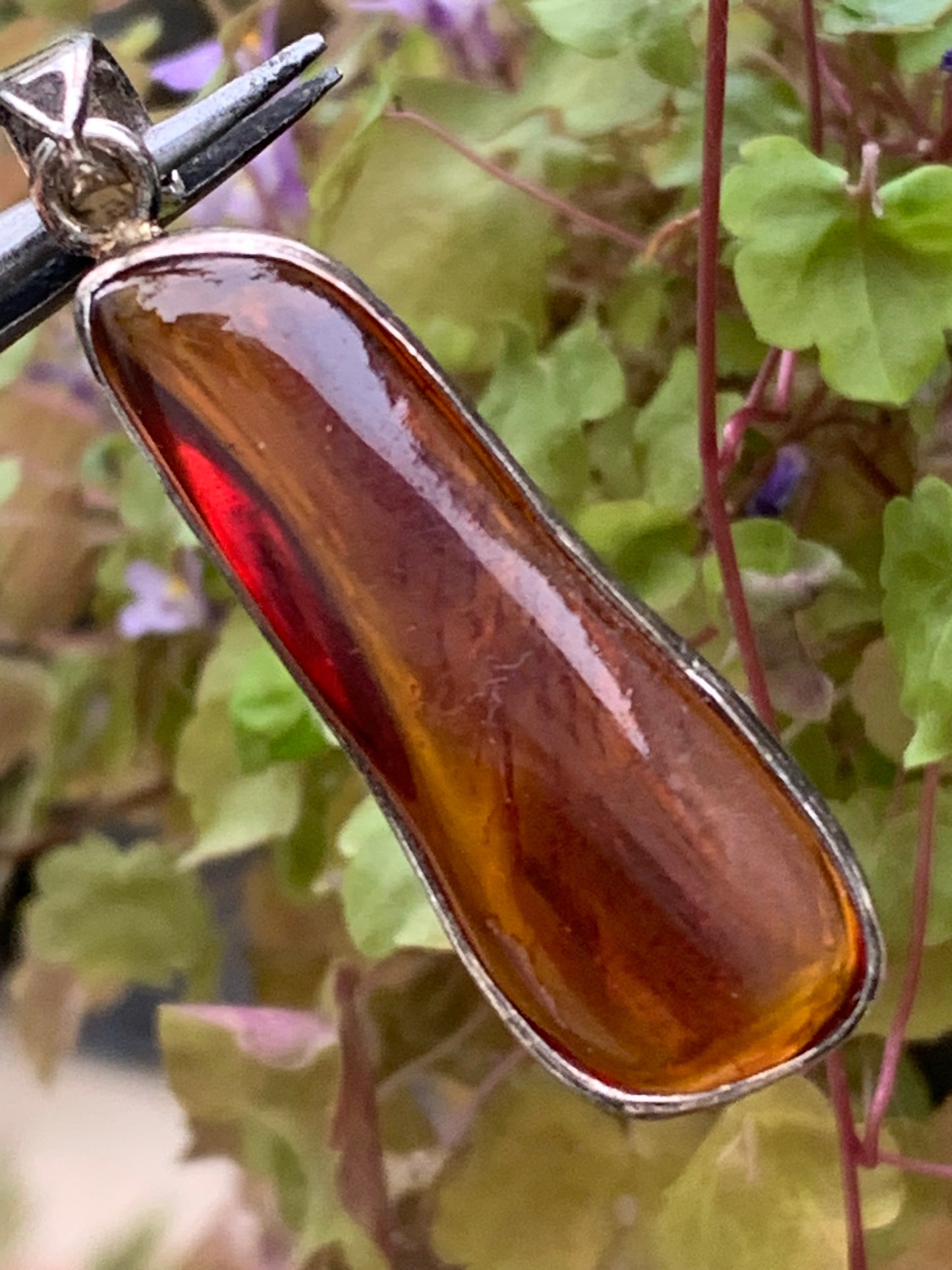 Amber, superb silver pendant measuring 50x15x7 mm. Sold with a sliding (adjustable) black leather cord measuring 40 to 70 cm!