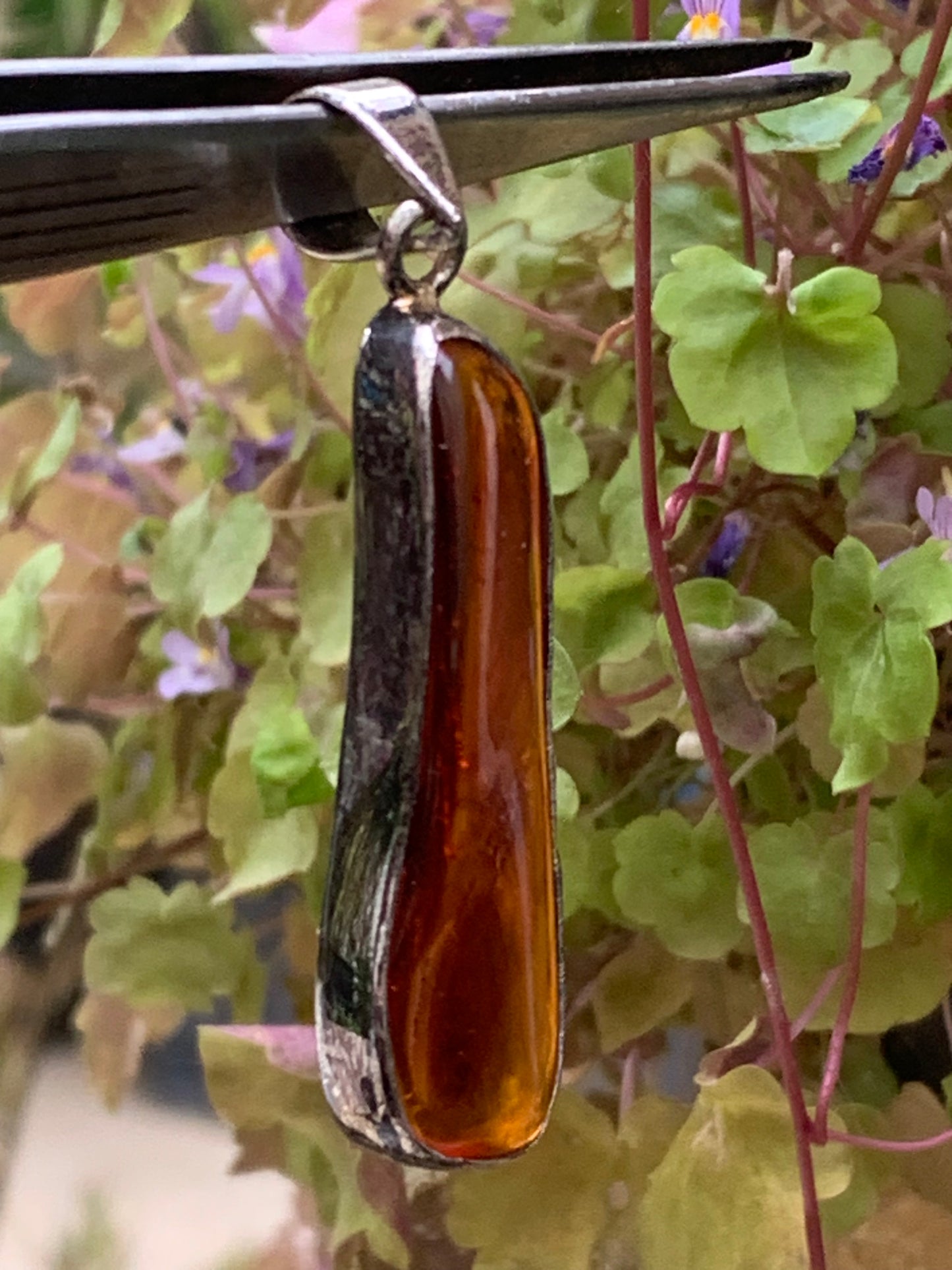 Amber, superb silver pendant measuring 50x15x7 mm. Sold with a sliding (adjustable) black leather cord measuring 40 to 70 cm!