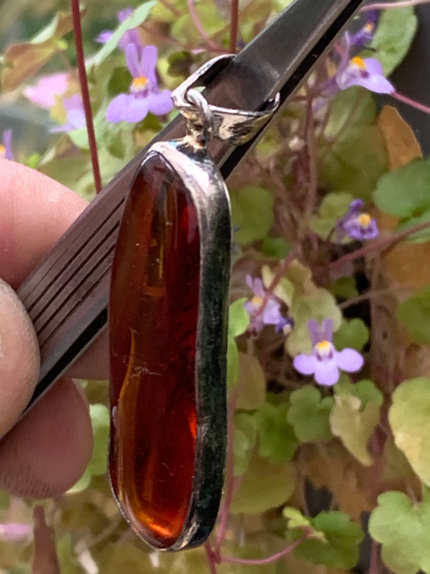 Amber, superb silver pendant measuring 50x15x7 mm. Sold with a sliding (adjustable) black leather cord measuring 40 to 70 cm!