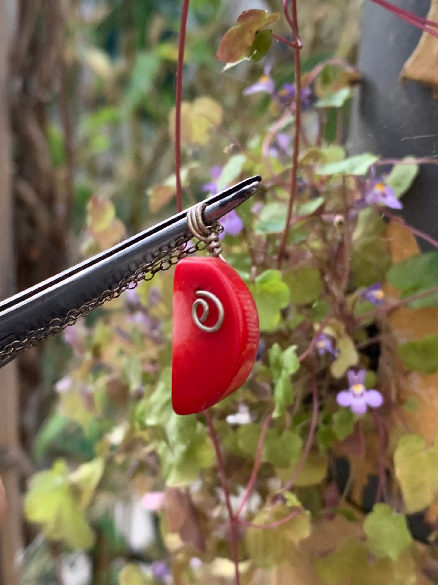 Corail/ Gorgone, pendentif en Argent fait par G & Z, de 26x10x7 millimètres, vendu avec cordon coulissant (réglable), en cuir noir de 40 à 70 centimètres !